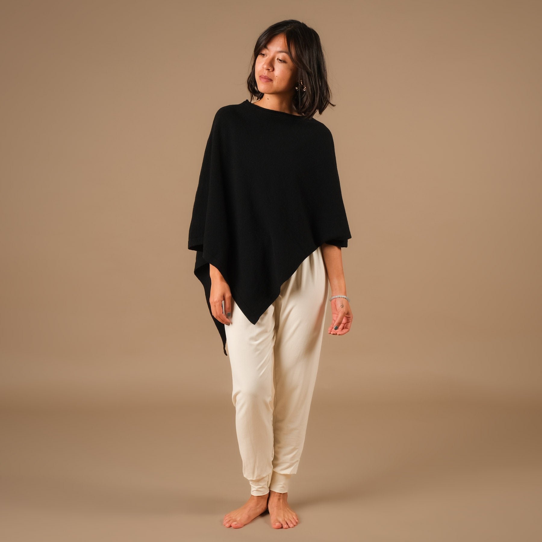 Poncho in cashmere sostenibile nero