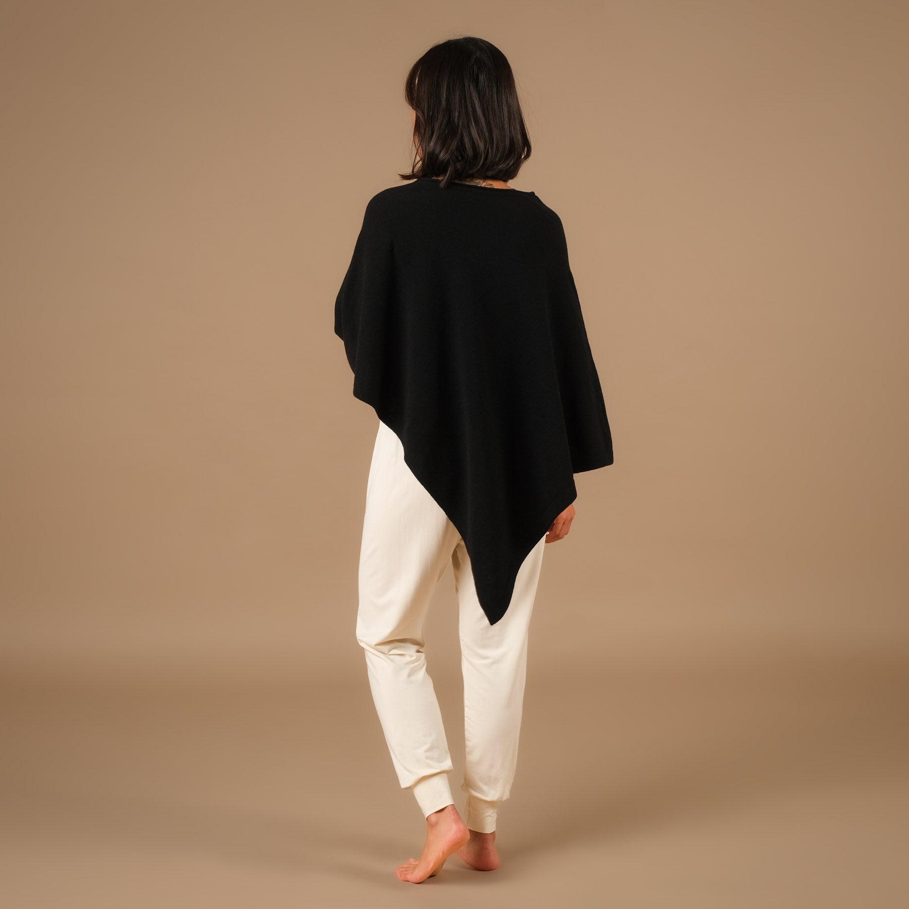Poncho in cashmere sostenibile nero