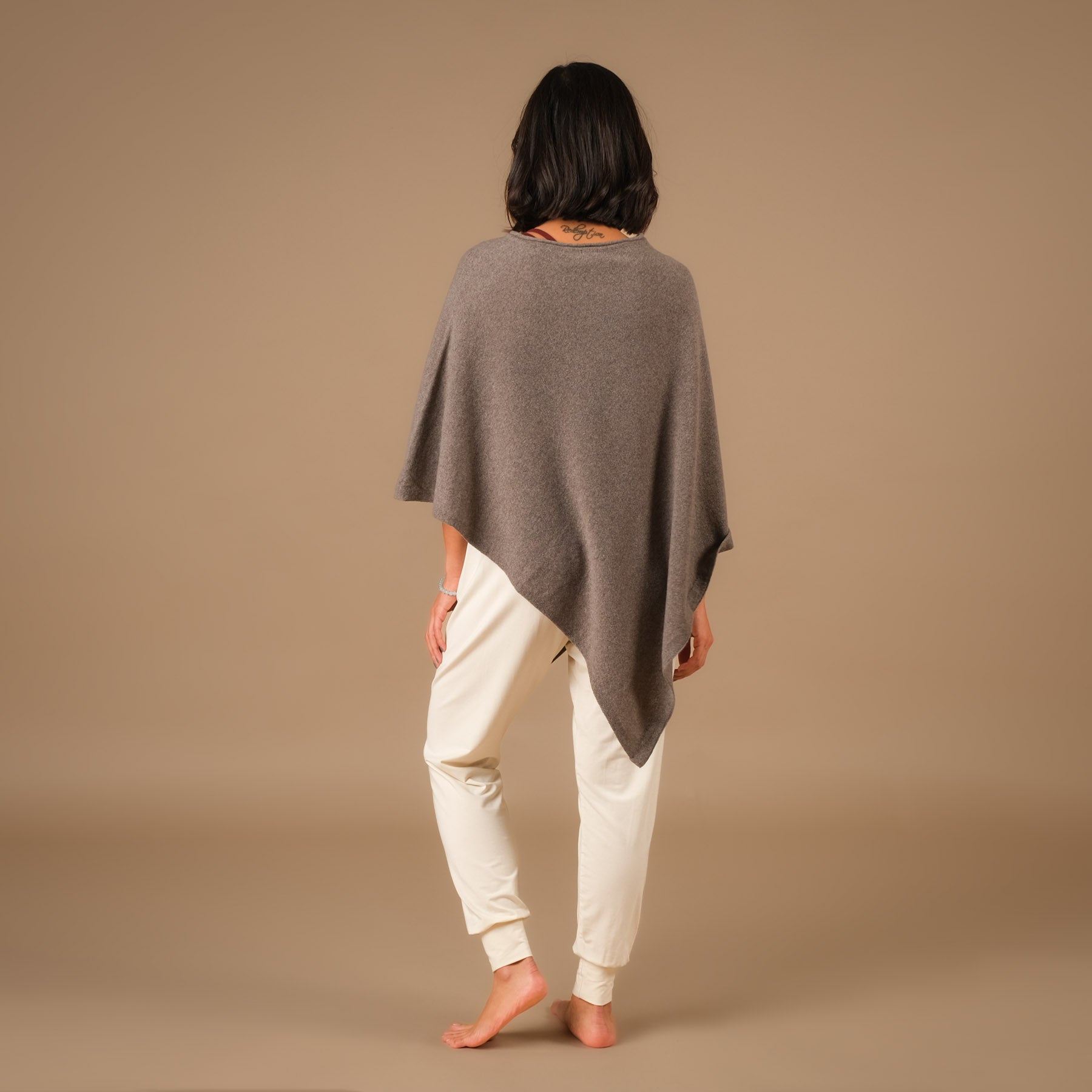 Poncho in cashmere sostenibile color tortora
