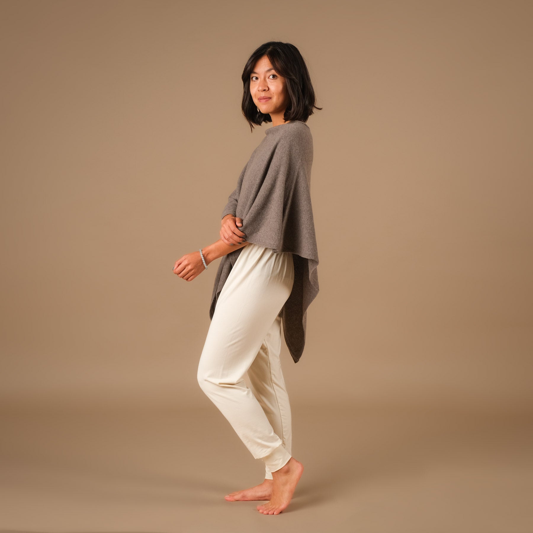 Poncho in cashmere sostenibile color tortora