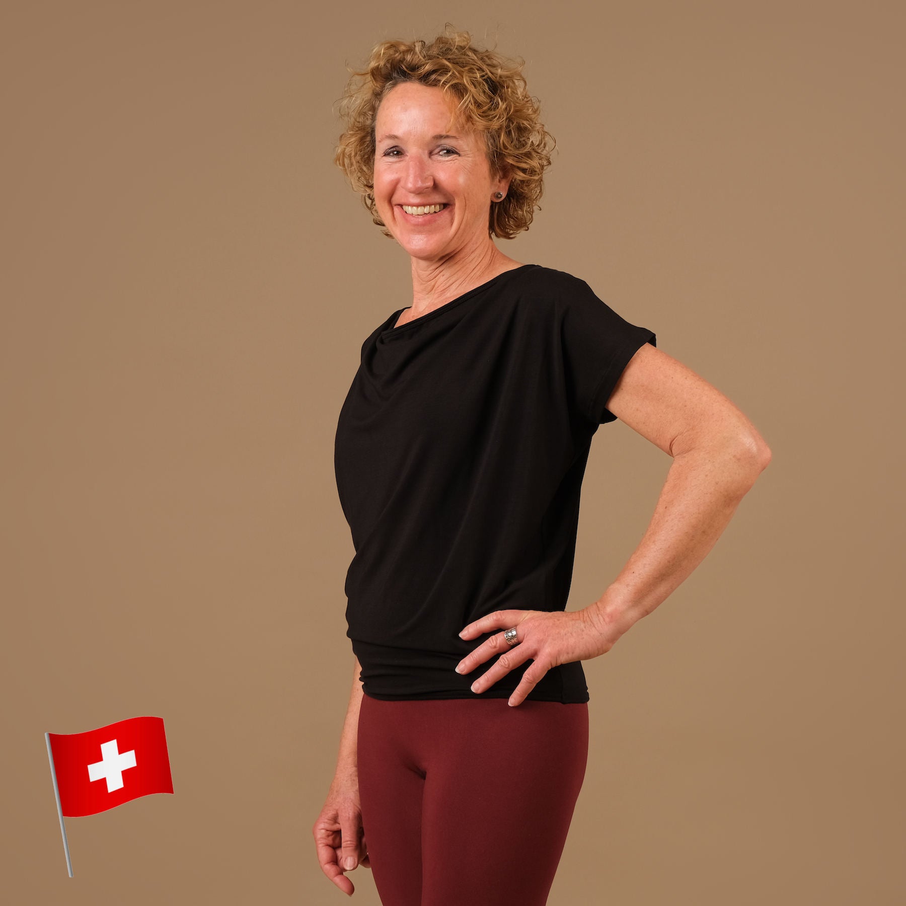 Camicia yoga a cascata nera, tessuto sostenibile, super confortevole, cucita in Svizzera