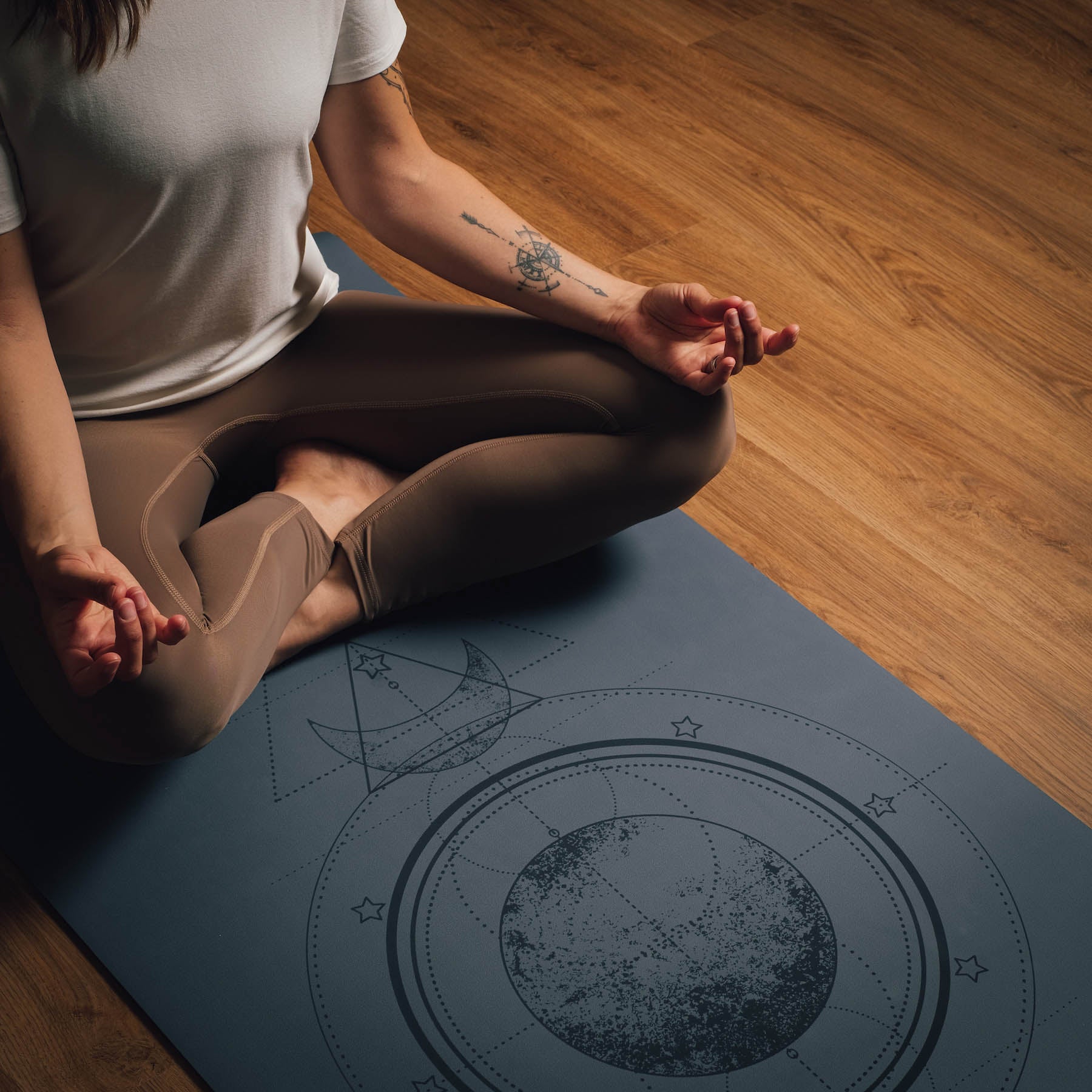 Tappetino yoga SuperGrip 2.0 Moon grigio-blu con linee guida per un corretto allineamento
