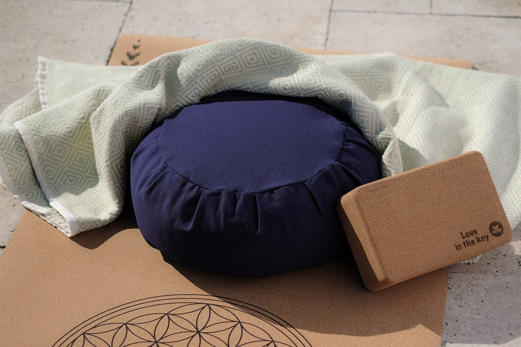 Bellissimi cuscini da meditazione in tinta unita, super confortevoli. I nostri cuscini Zafu Yoga sono amorevolmente cuciti a mano e realizzati in resistente tessuto di cotone.