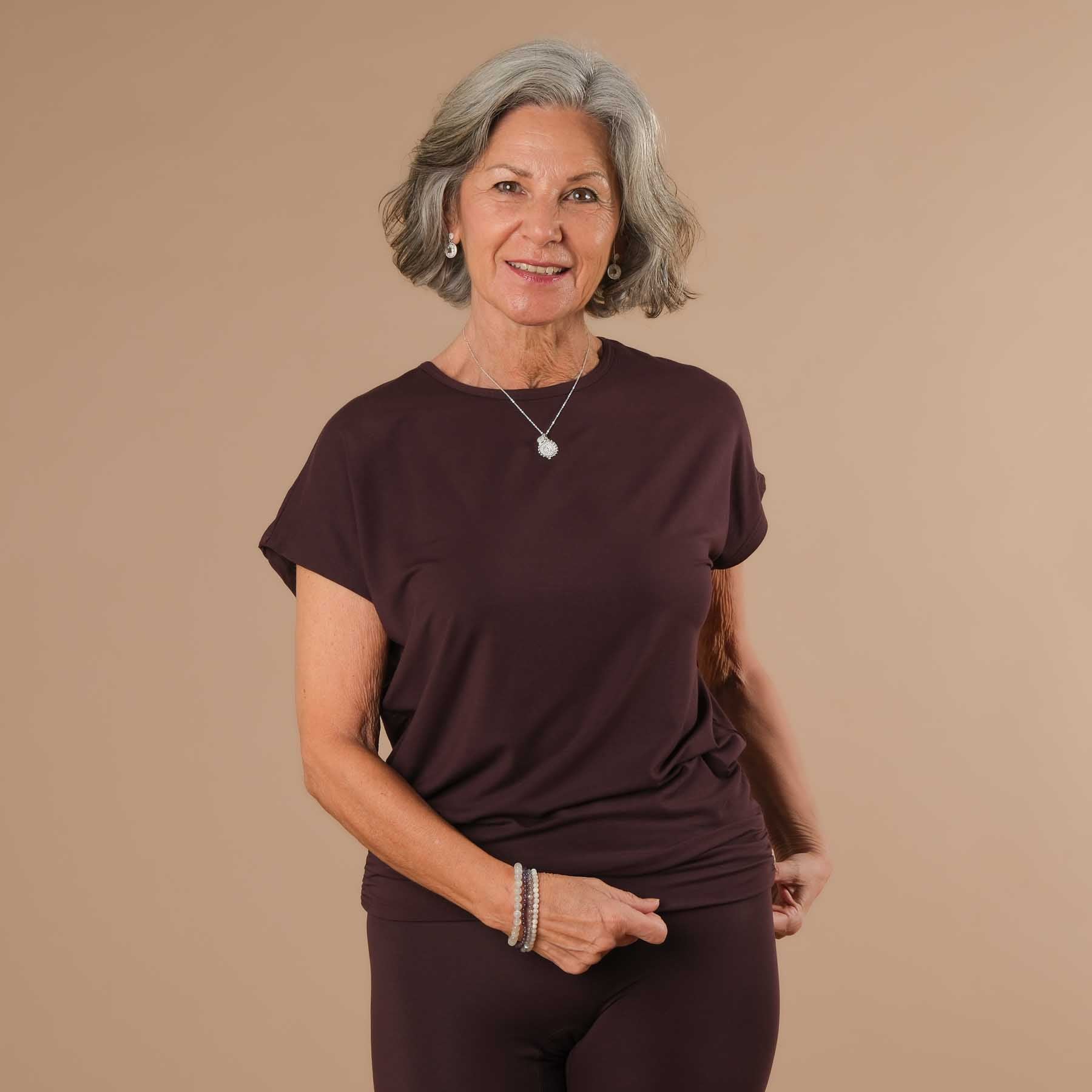 Camicia da yoga Comfy a maniche corte prodotta in Svizzera in modo sostenibile melanzana