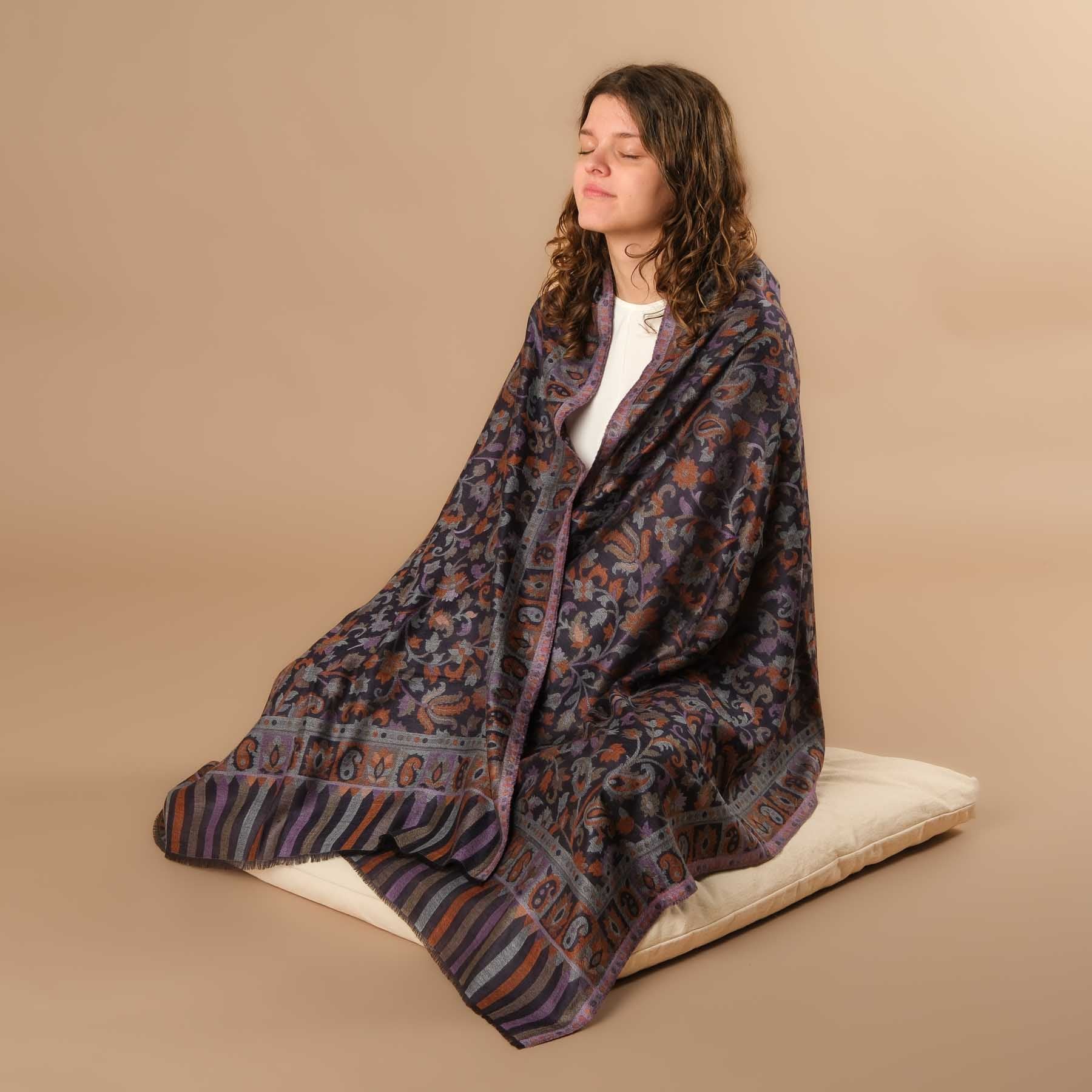 Scialle da meditazione in lana fine Kani Flora