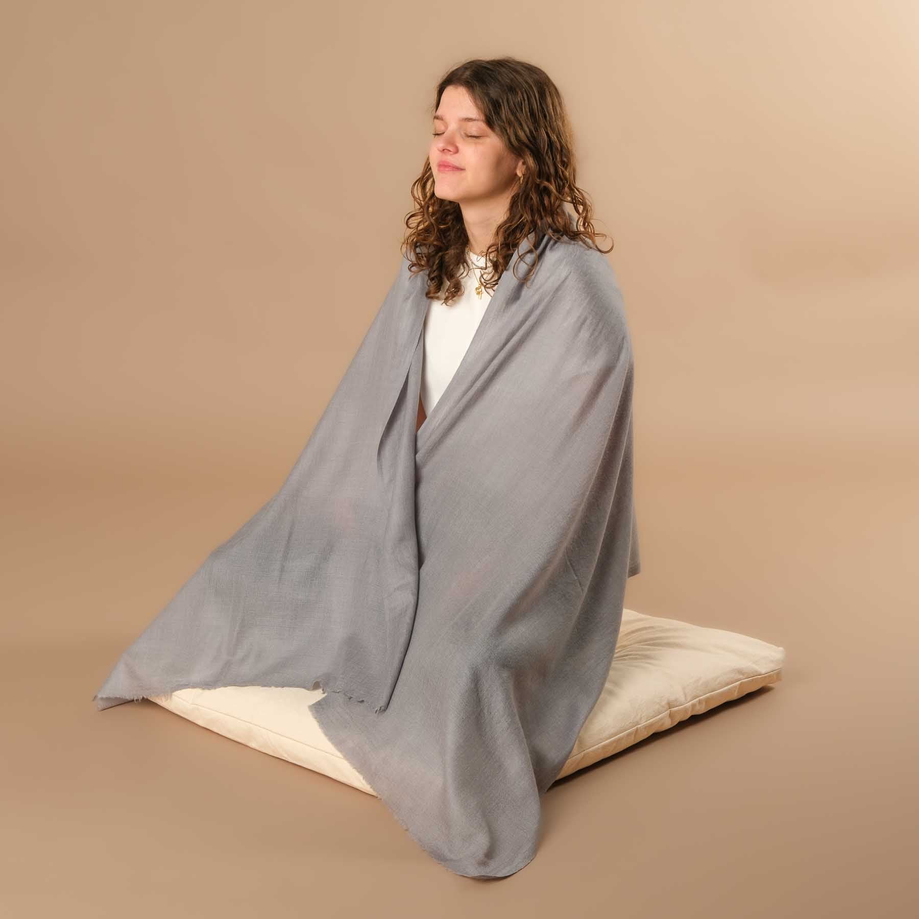 Scialle da meditazione in lana fine grigio tinta unita