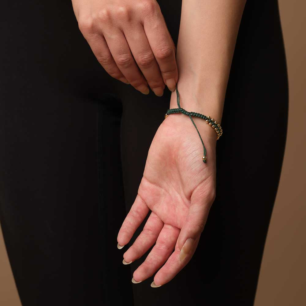 Bracciale intrecciato con conchiglia kauri oro verde scuro