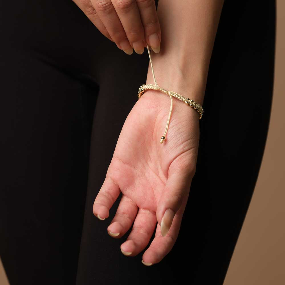 Bracciale intrecciato con conchiglia kauri e sabbia dorata