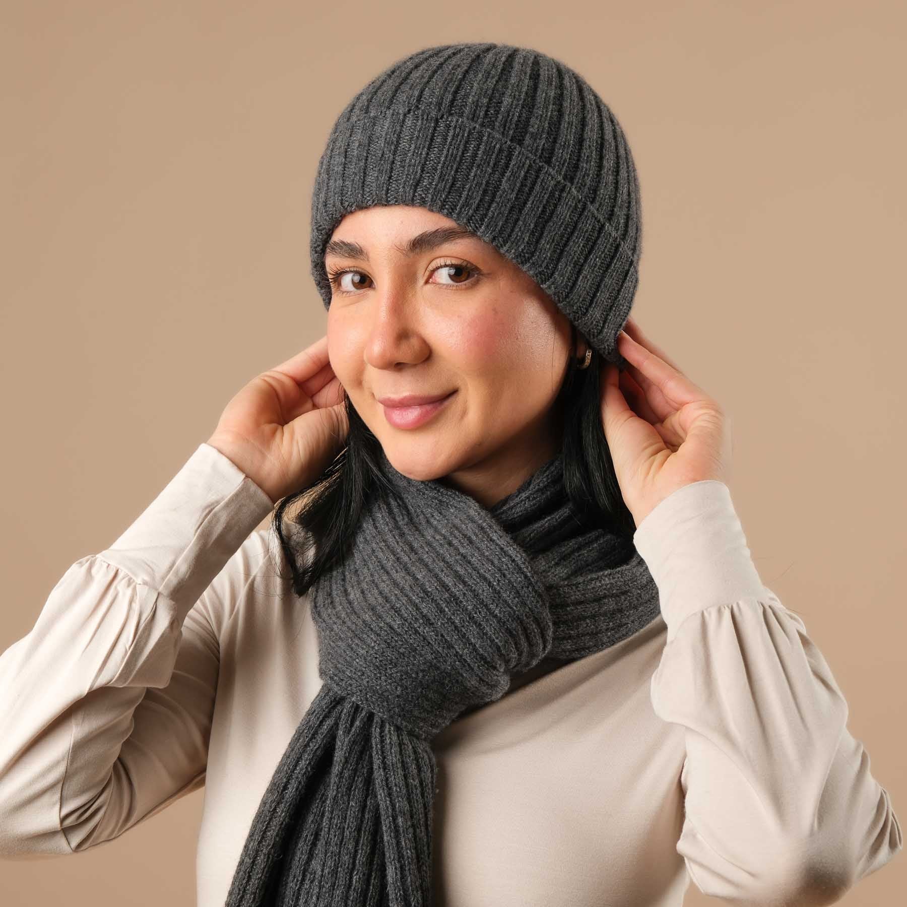 Cappello (beanie) in cashmere a coste antracite