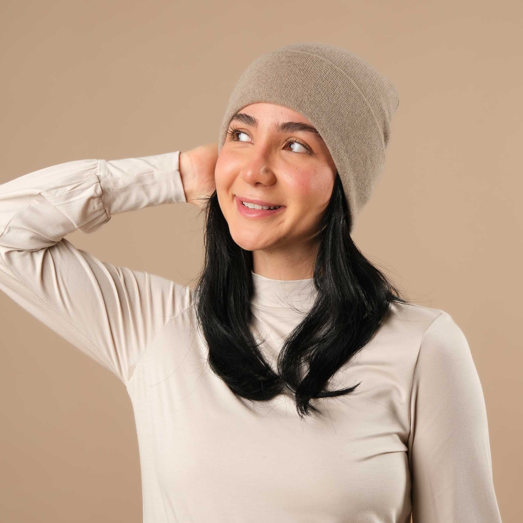 Cappello in cashmere (beanie) con lana merino beige