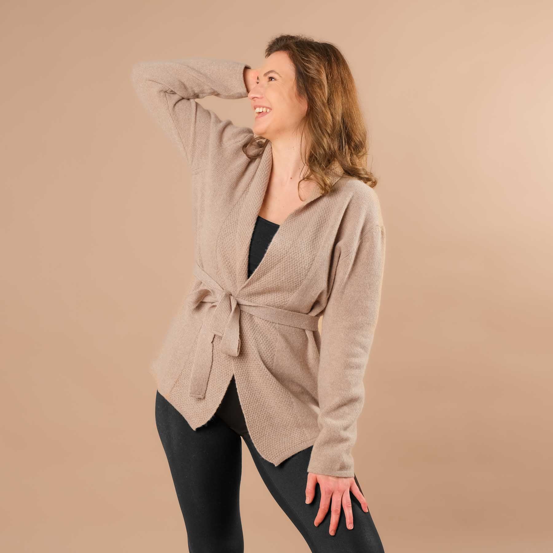 Cardigan in cashmere merino, cardigan da yoga, sostenibile, beige elegante