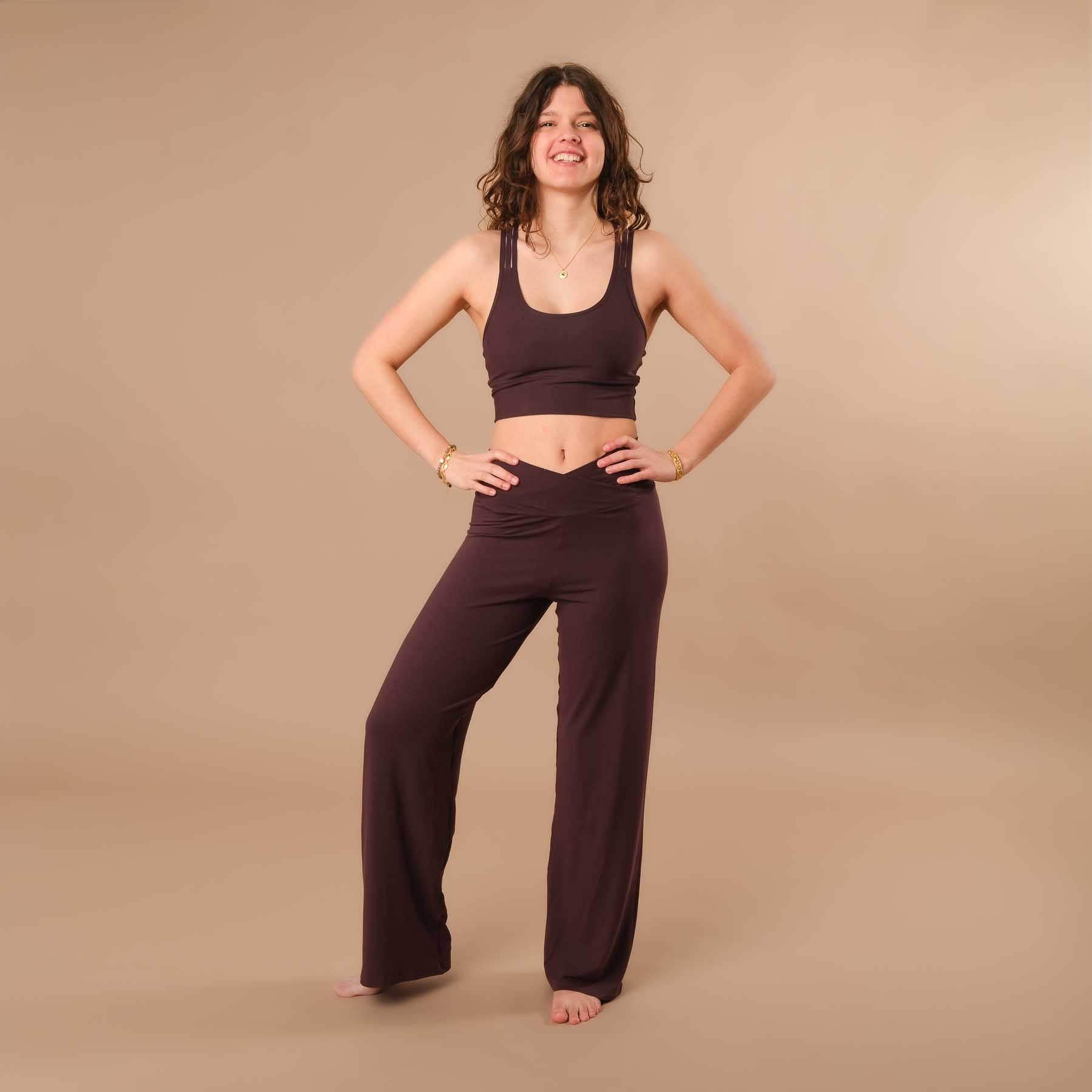 Yoga Crop Top CrissCross Bra color melanzana, incredibilmente comodo da indossare e morbidissimo sulla pelle