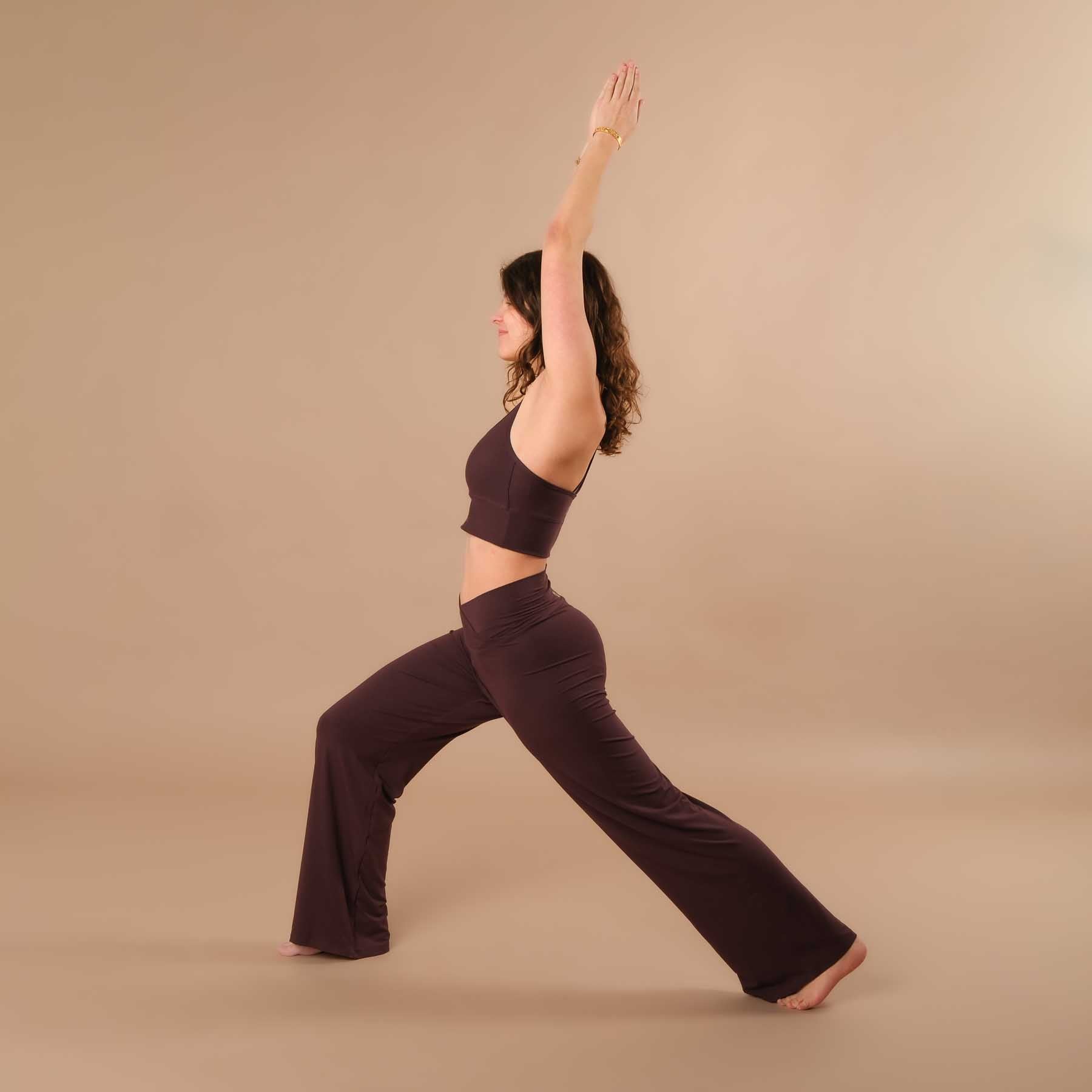 Yoga Crop Top CrissCross Bra color melanzana, incredibilmente comodo da indossare e morbidissimo sulla pelle