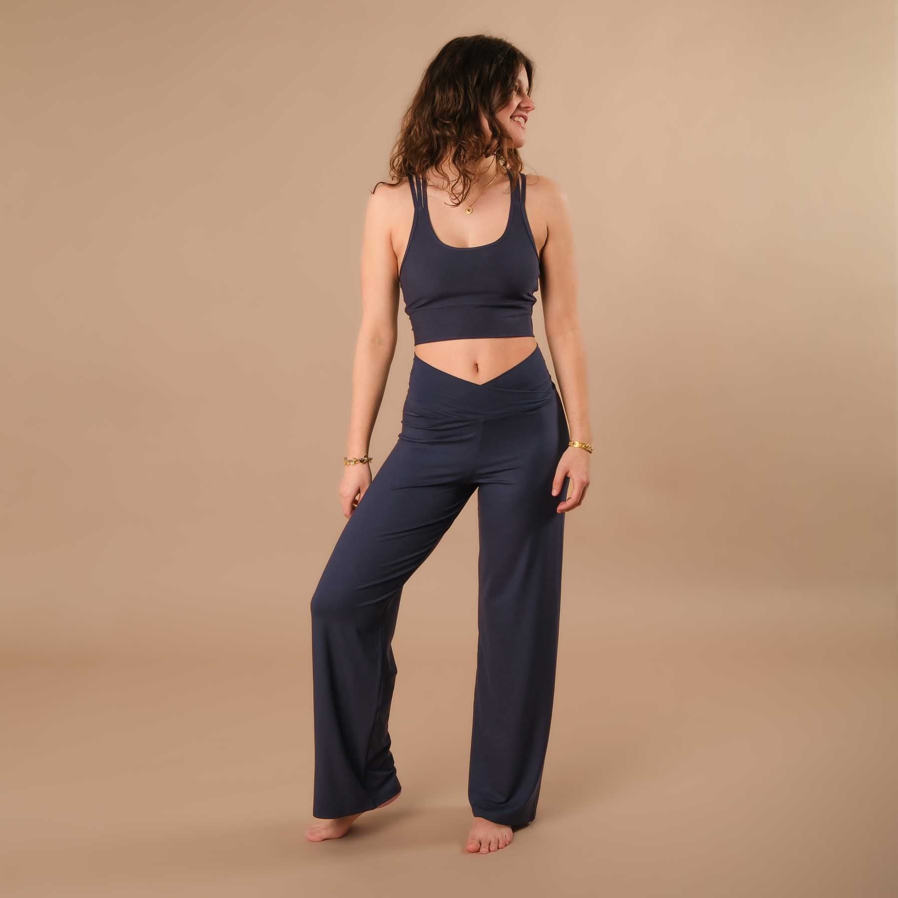 Yoga Crop Top CrissCross Bra blu navy, incredibilmente comodo da indossare e morbidissimo sulla pelle