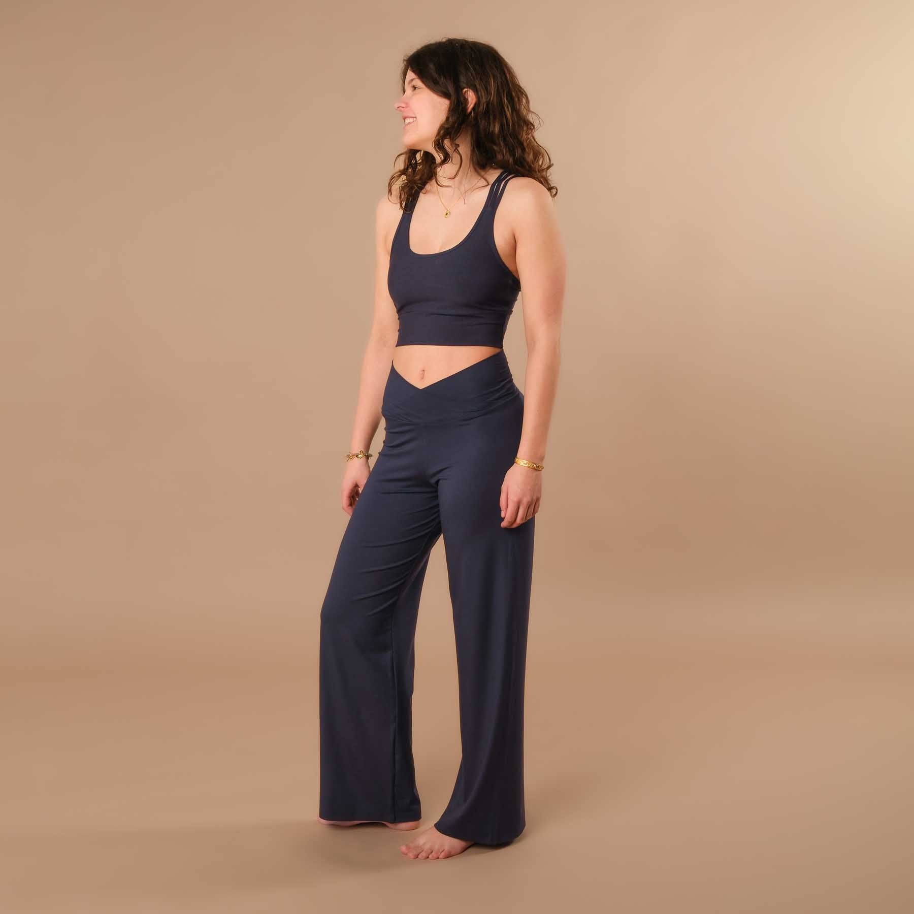 Yoga Crop Top CrissCross Bra blu navy, incredibilmente comodo da indossare e morbidissimo sulla pelle