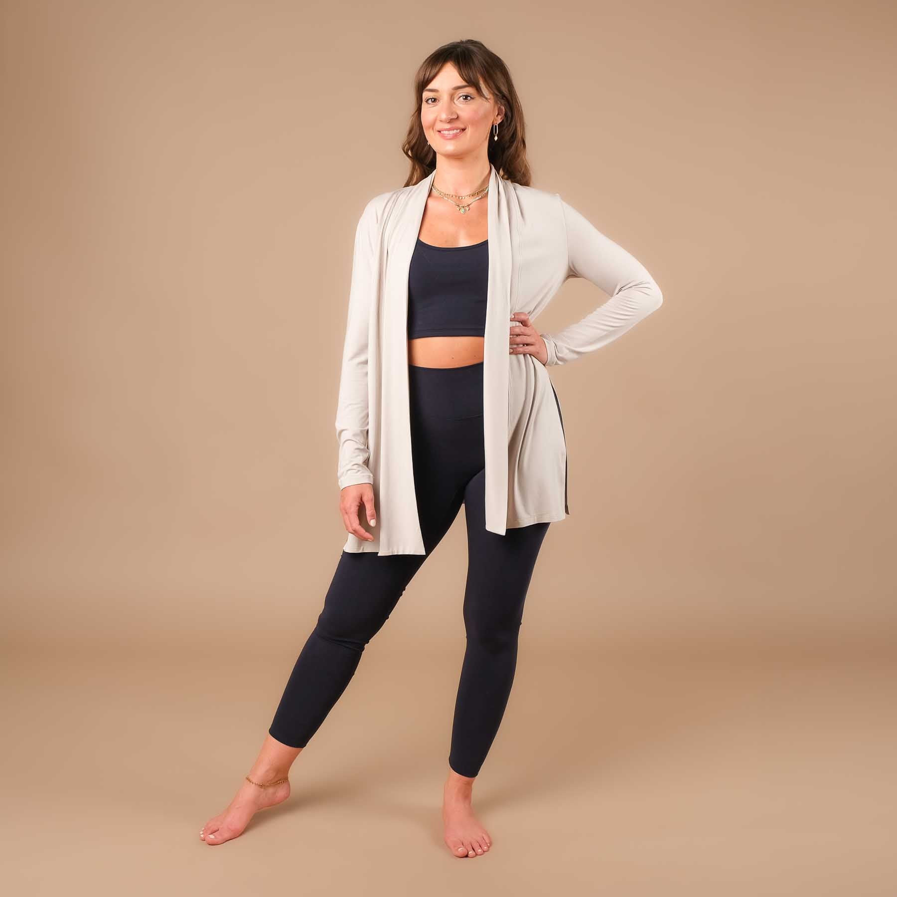 Comodo cardigan da yoga realizzato in Svizzera sabbia