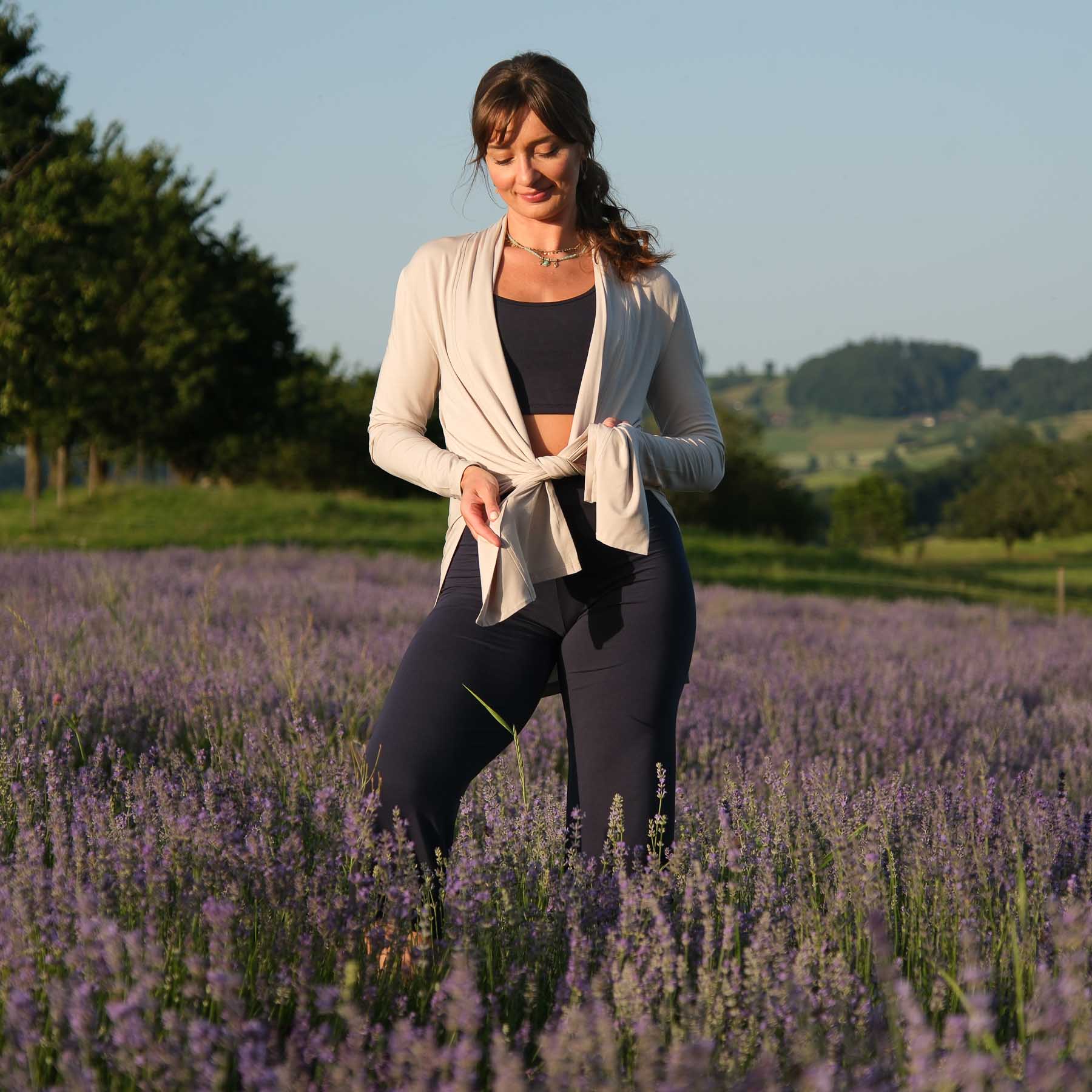 Comodo cardigan da yoga realizzato in Svizzera sabbia