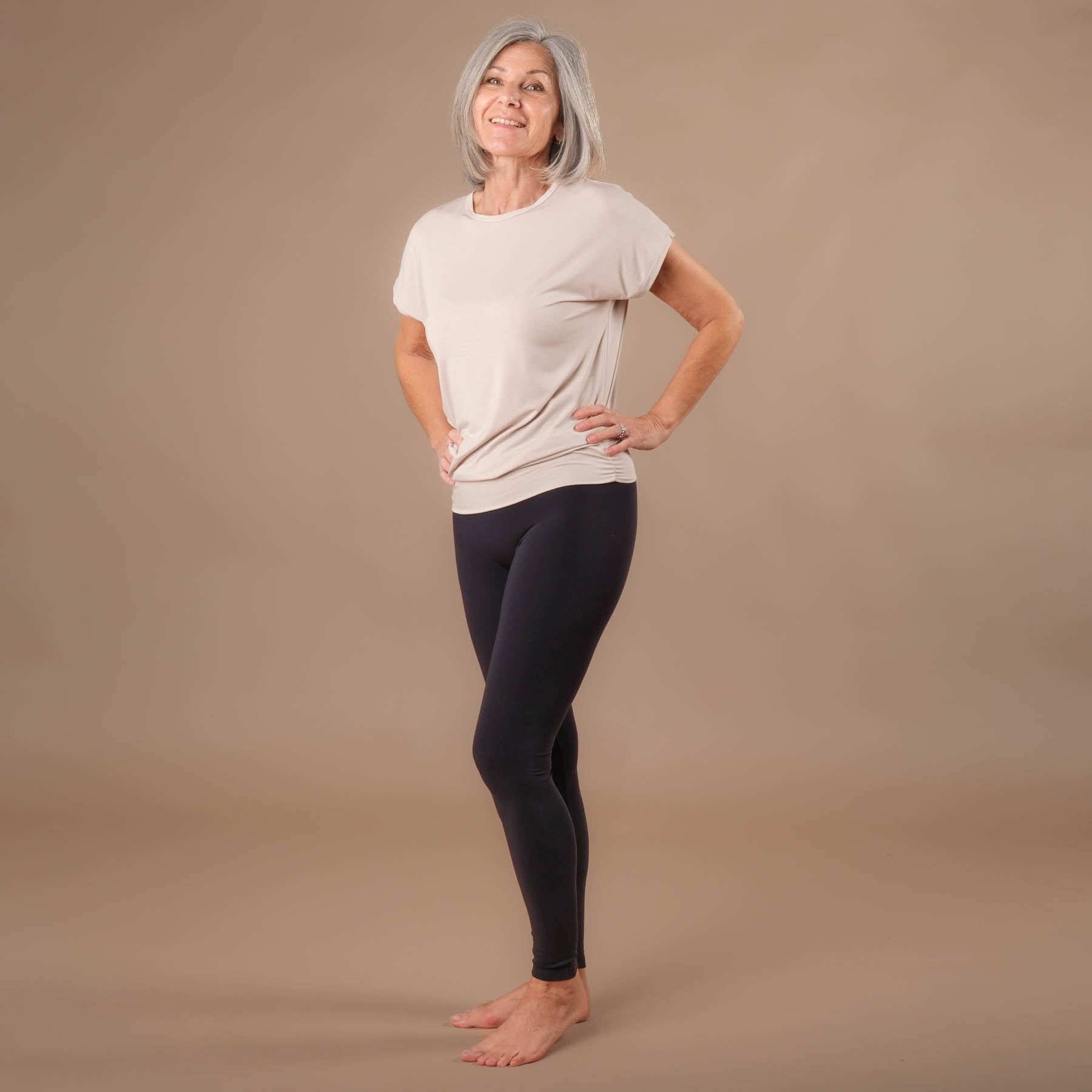 Camicia da yoga Comoda manica corta realizzata in modo sostenibile in Svizzera sabbia