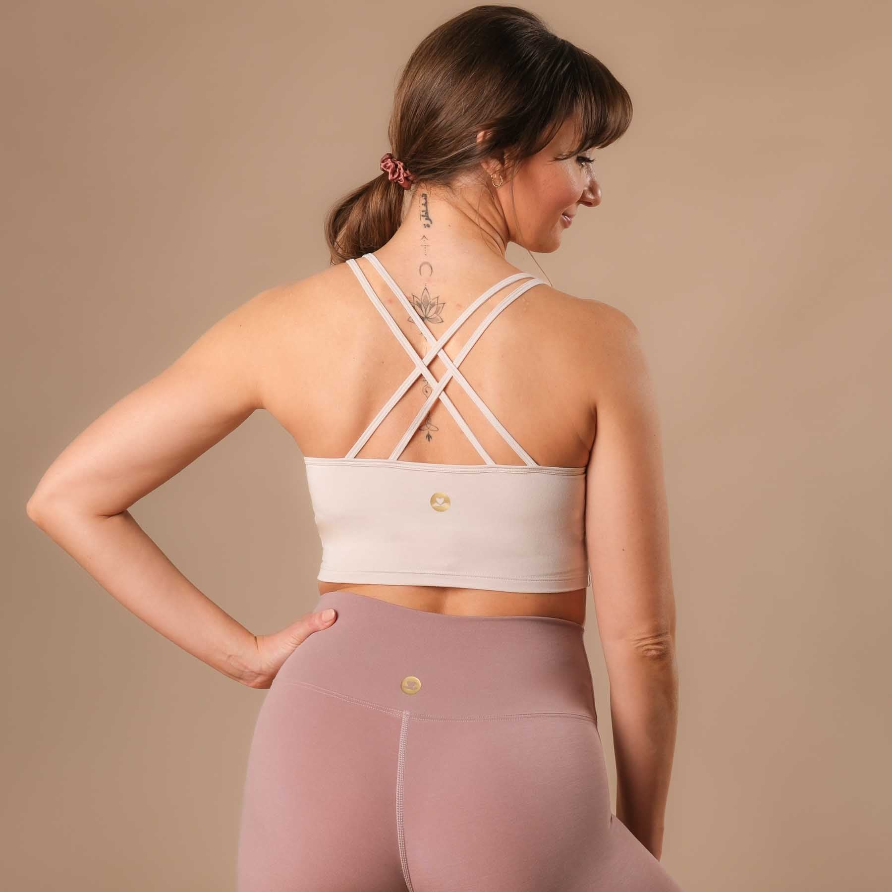 Crop top yoga sostenibile Joy con spalline incrociate sabbia