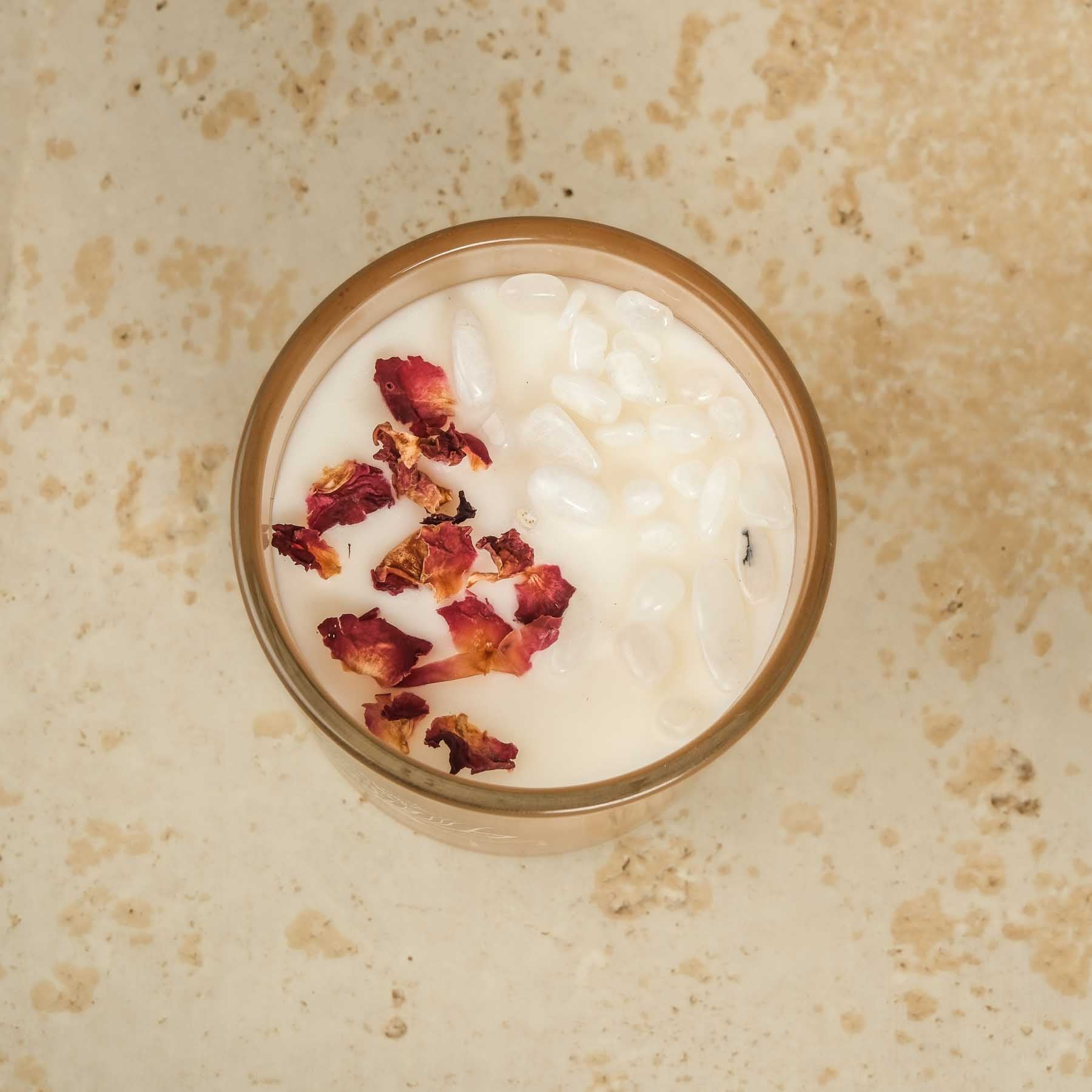 Candela profumata al sandalo con gemme e fiori in cera di soia, vegana, color sabbia