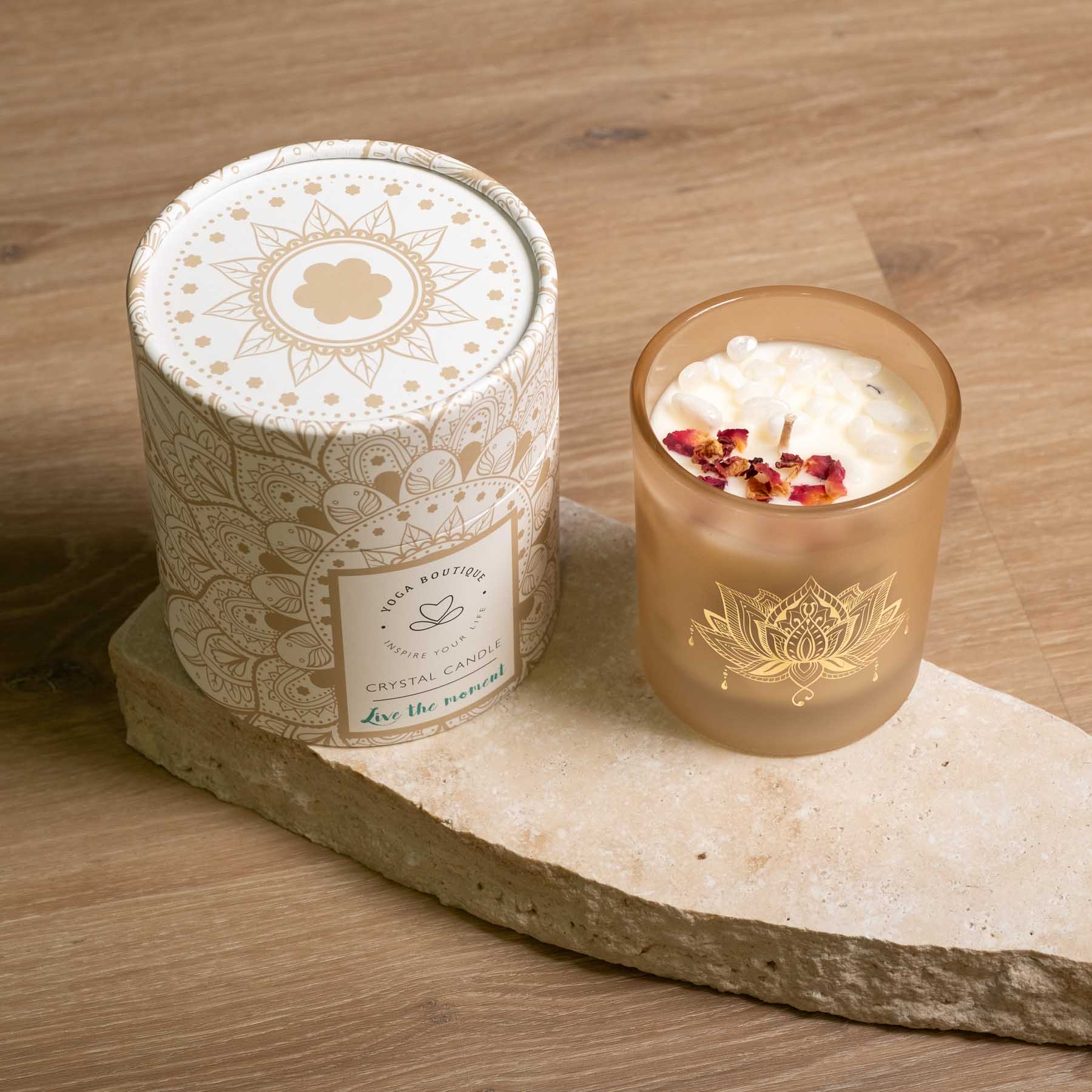 Candela profumata al sandalo con gemme e fiori in cera di soia, vegana, color sabbia