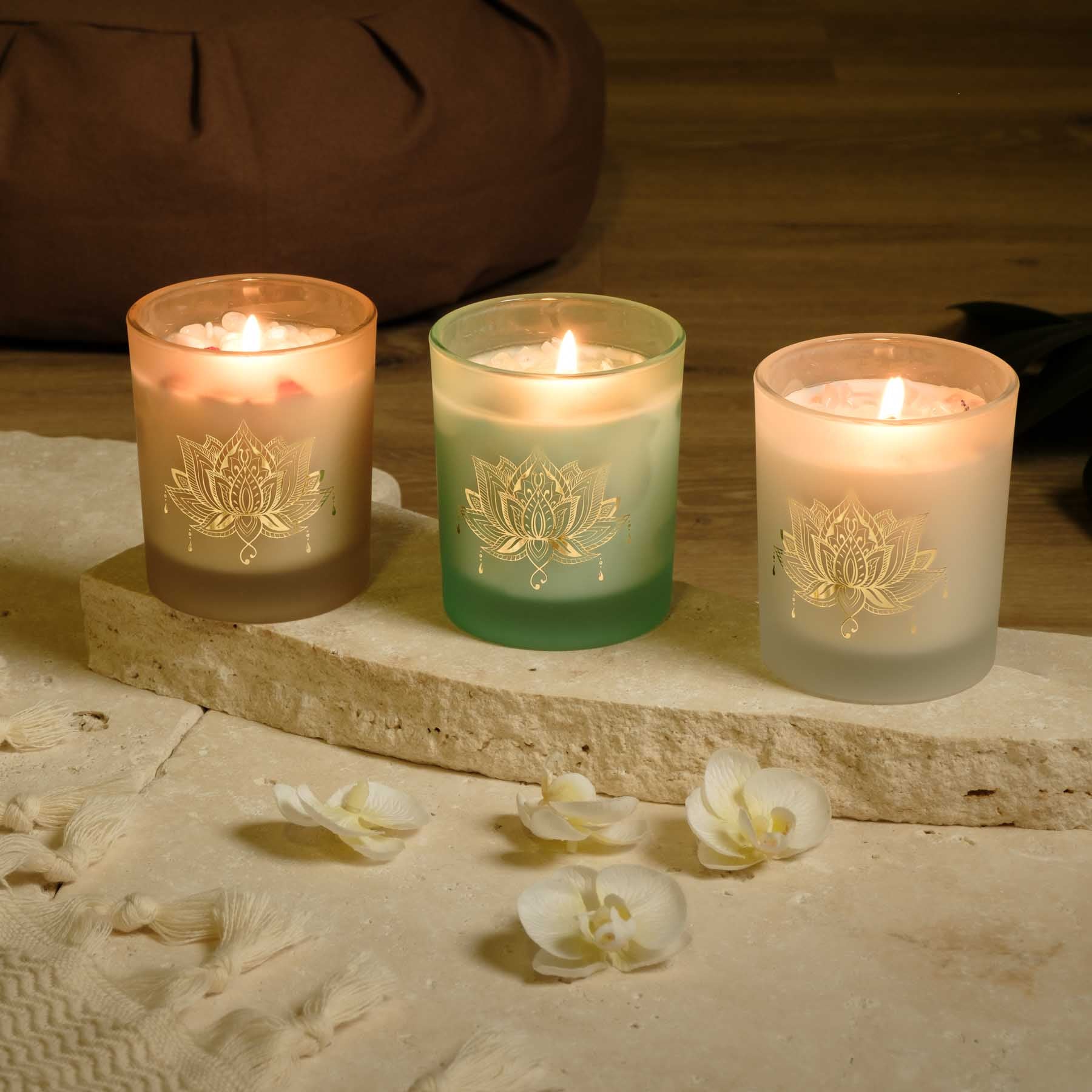 Candela profumata al sandalo con gemme e fiori in cera di soia, vegana, color sabbia