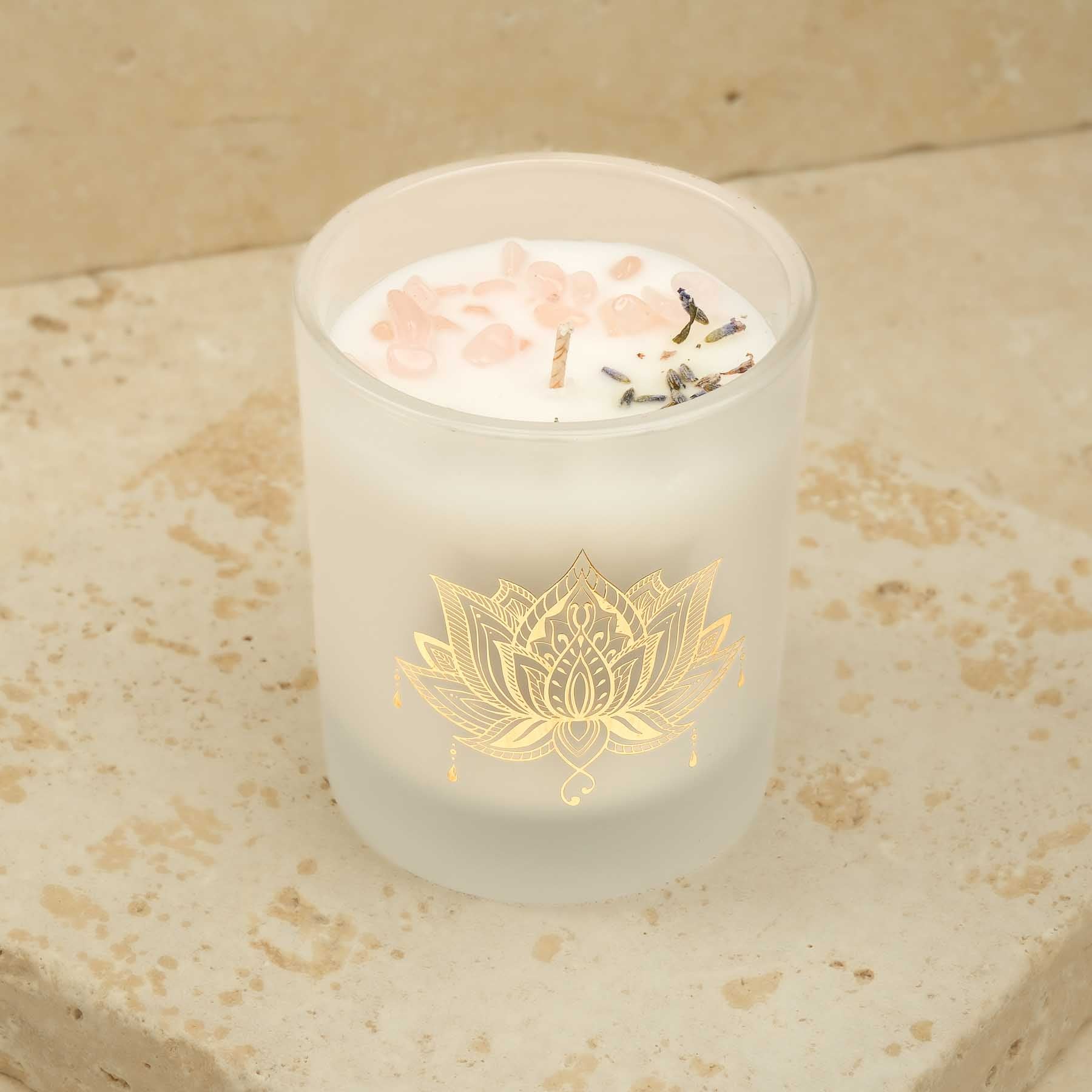 Candela profumata alla vaniglia e alla lavanda con gemme bianche