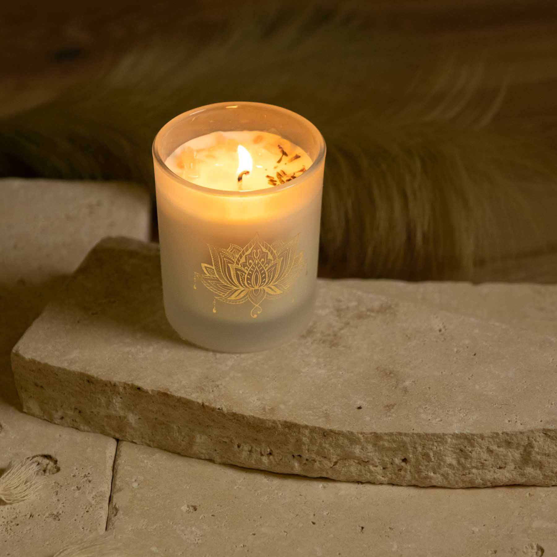 Candela profumata alla vaniglia e alla lavanda con gemme bianche