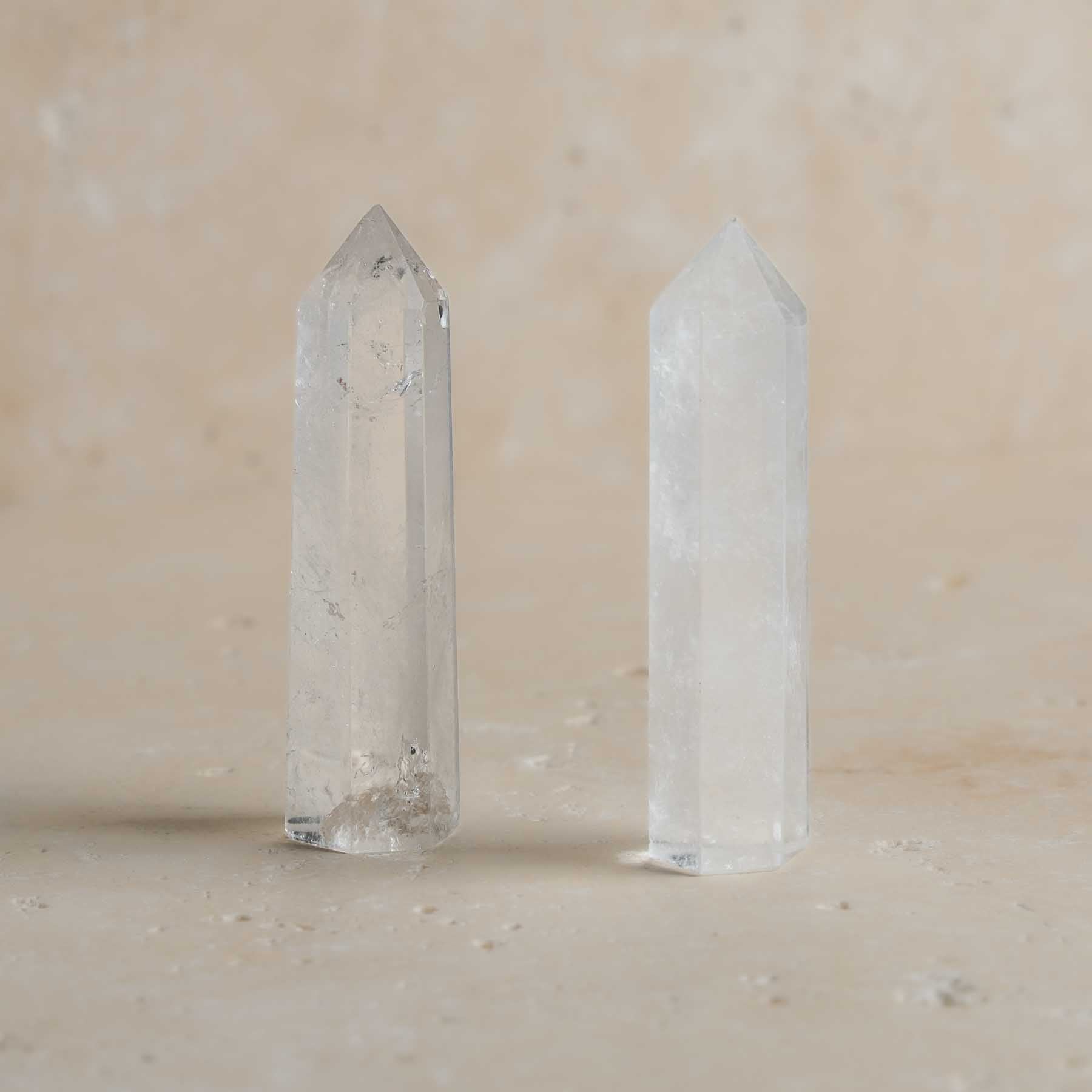 Obelisco di pizzo in cristallo di rocca e pietra preziosa