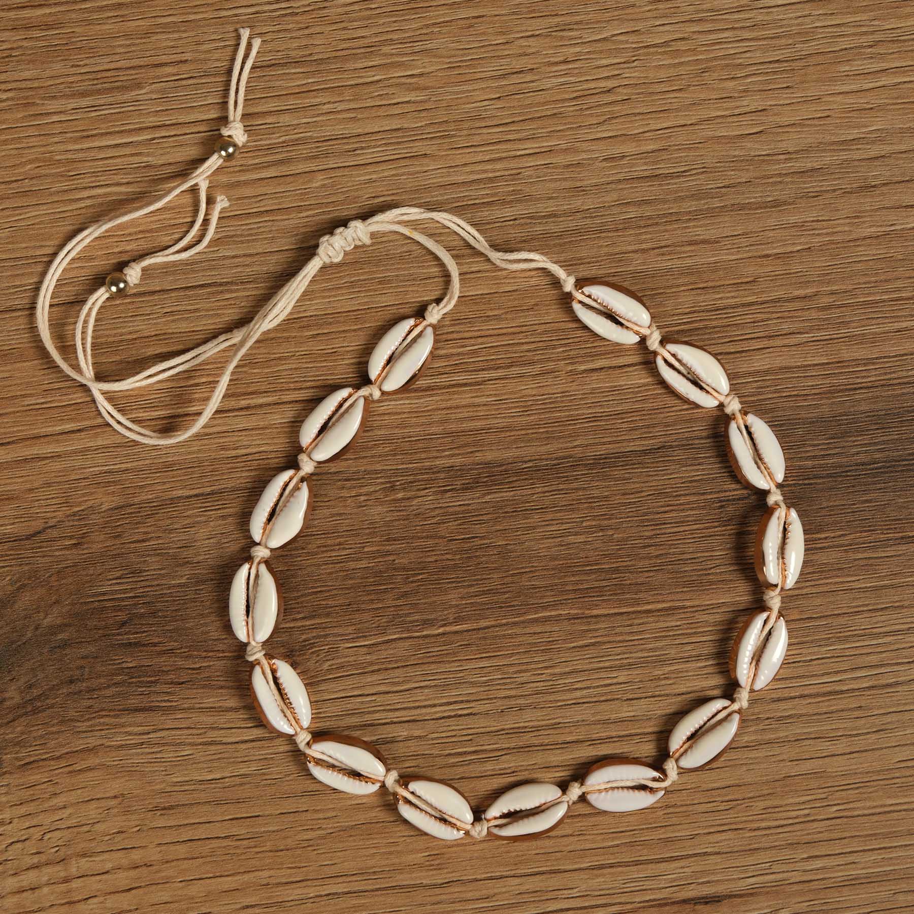 Collana di conchiglie Kauri con montatura dorata