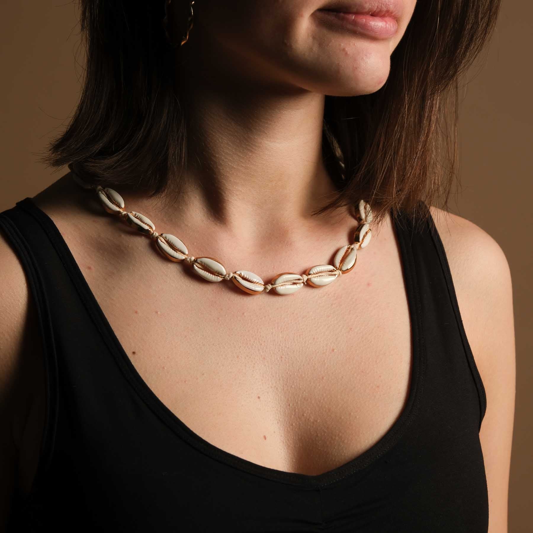 Collana di conchiglie Kauri con montatura dorata