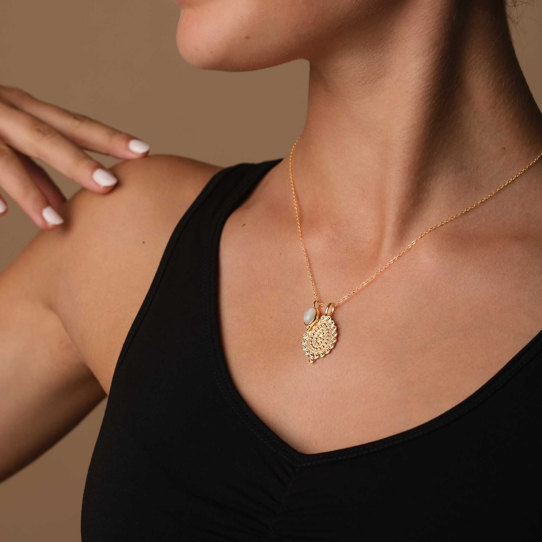 Collana India con ornamento e madreperla in oro