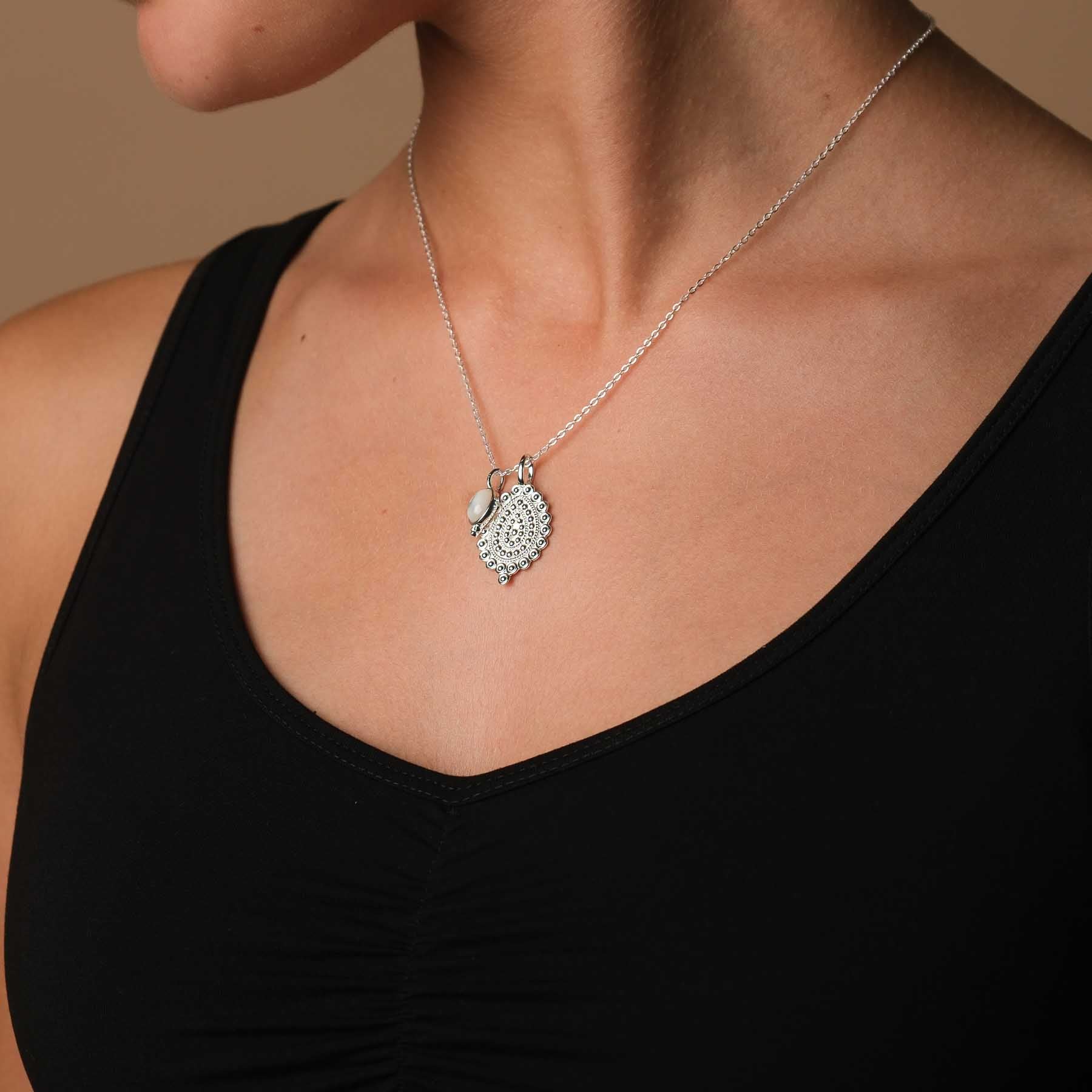 Collana India con ornamento e madreperla in argento