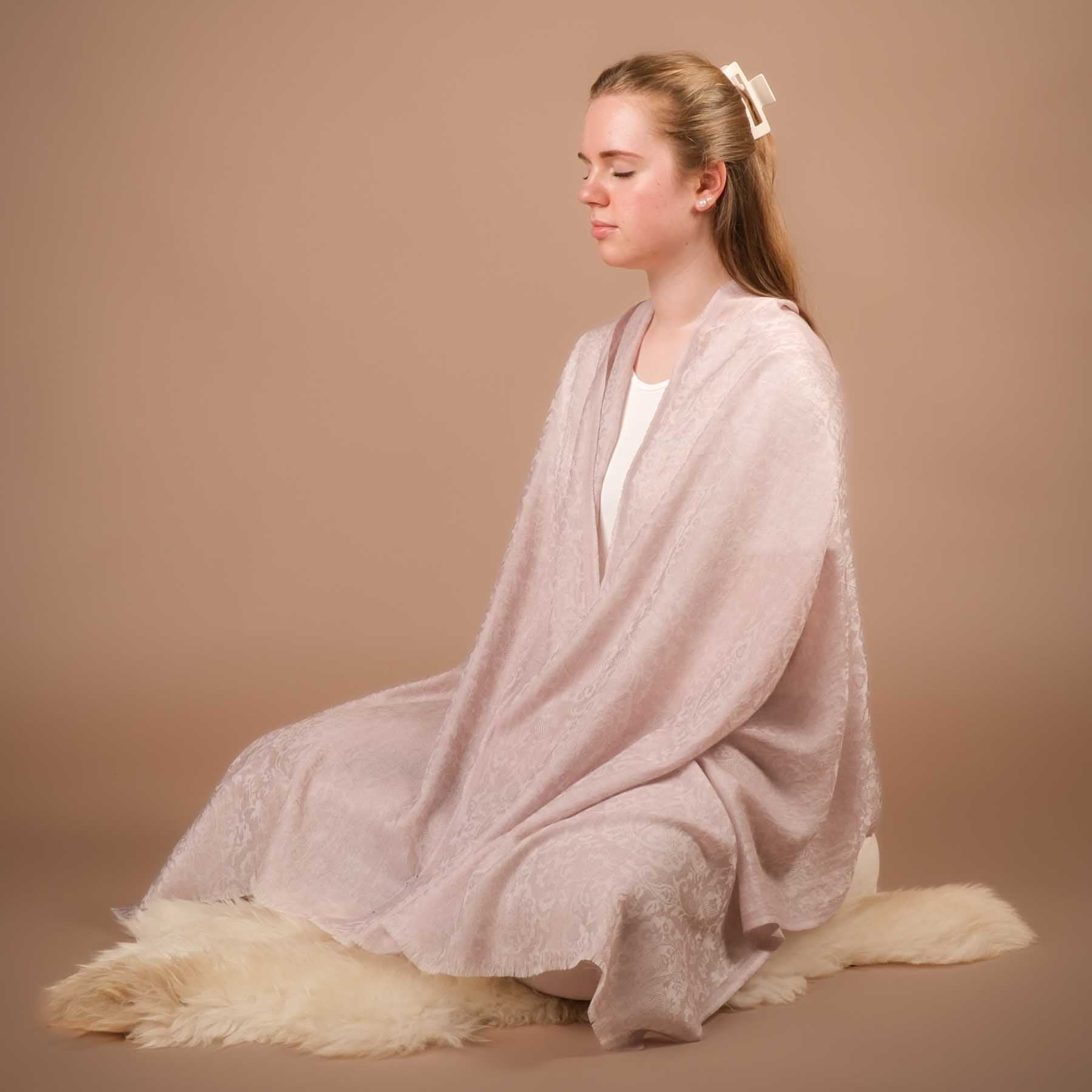 Scialle da meditazione in lana fine sabbia Saraswati
