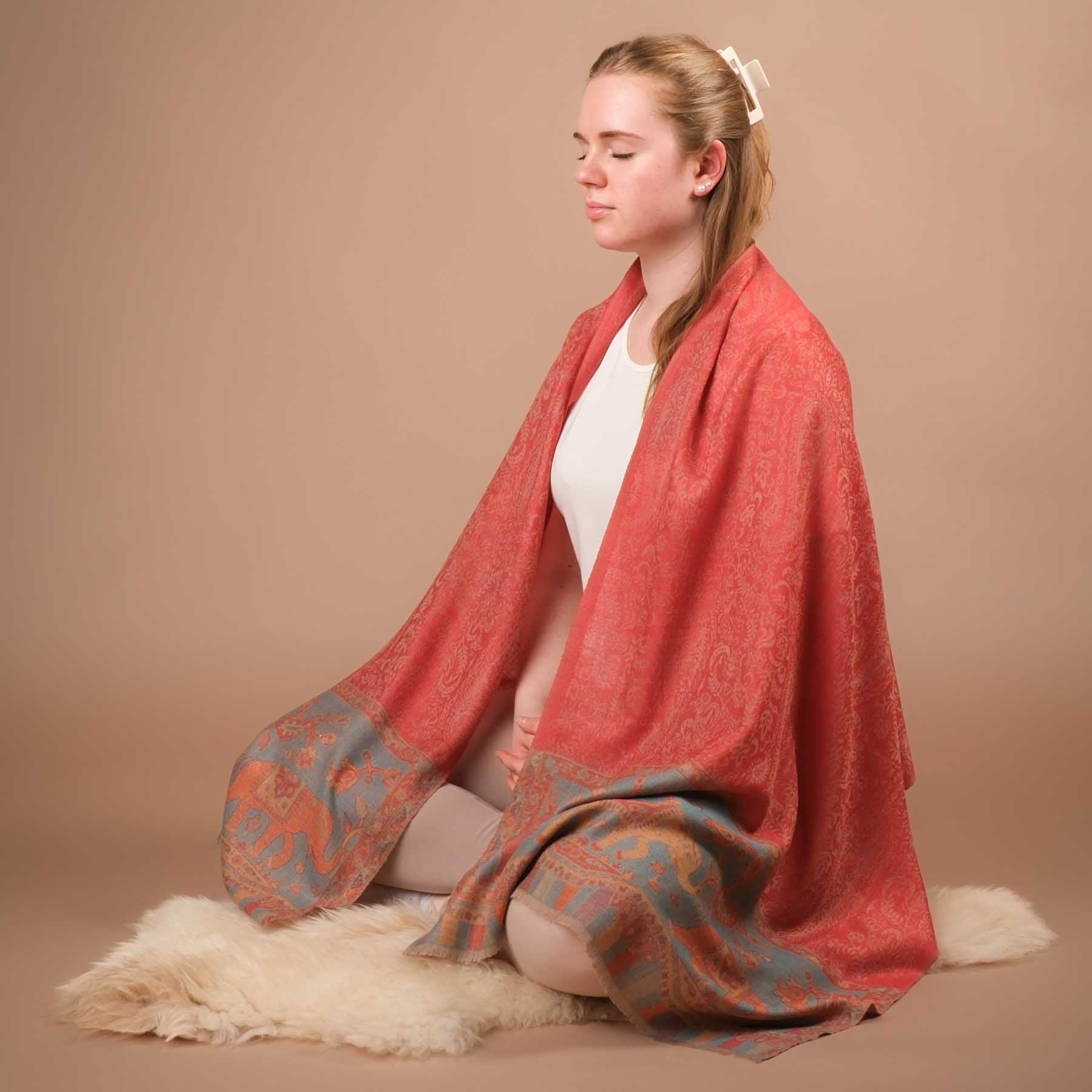 Scialle da meditazione in lana fine Elefante rosso