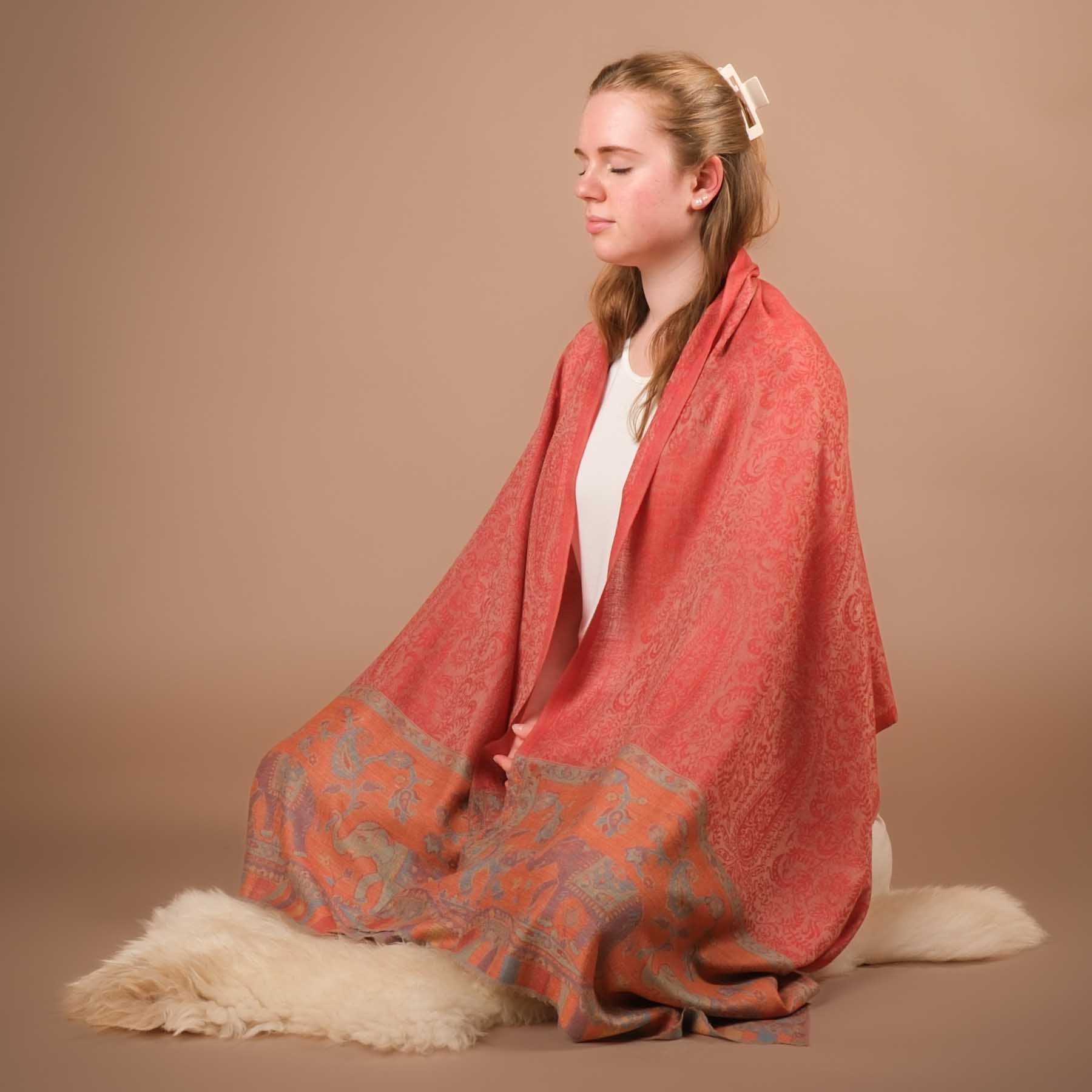 Scialle da meditazione in lana fine Elefante rosso
