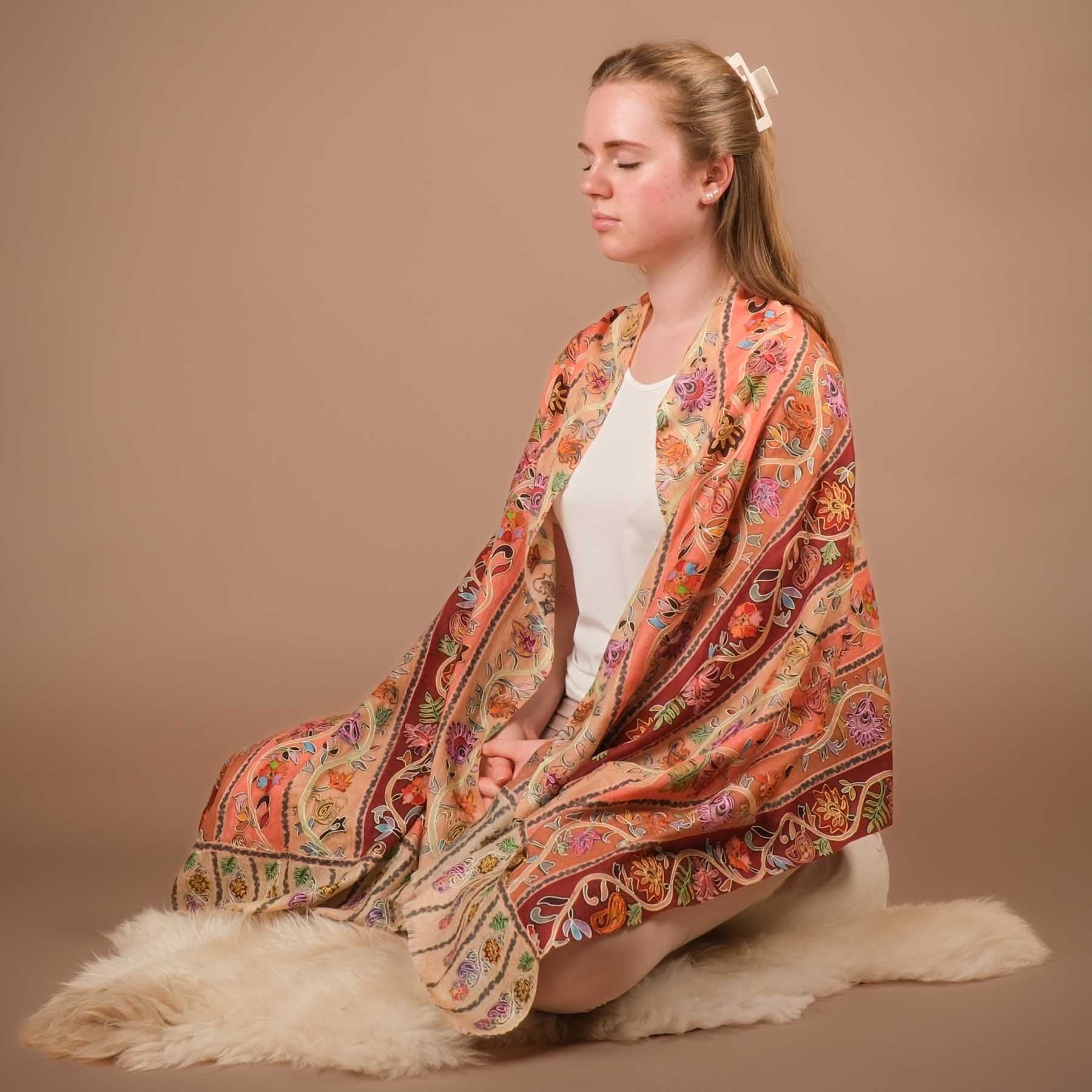 Sciarpa scialle da meditazione in lana e seta fine a forma di fiore
