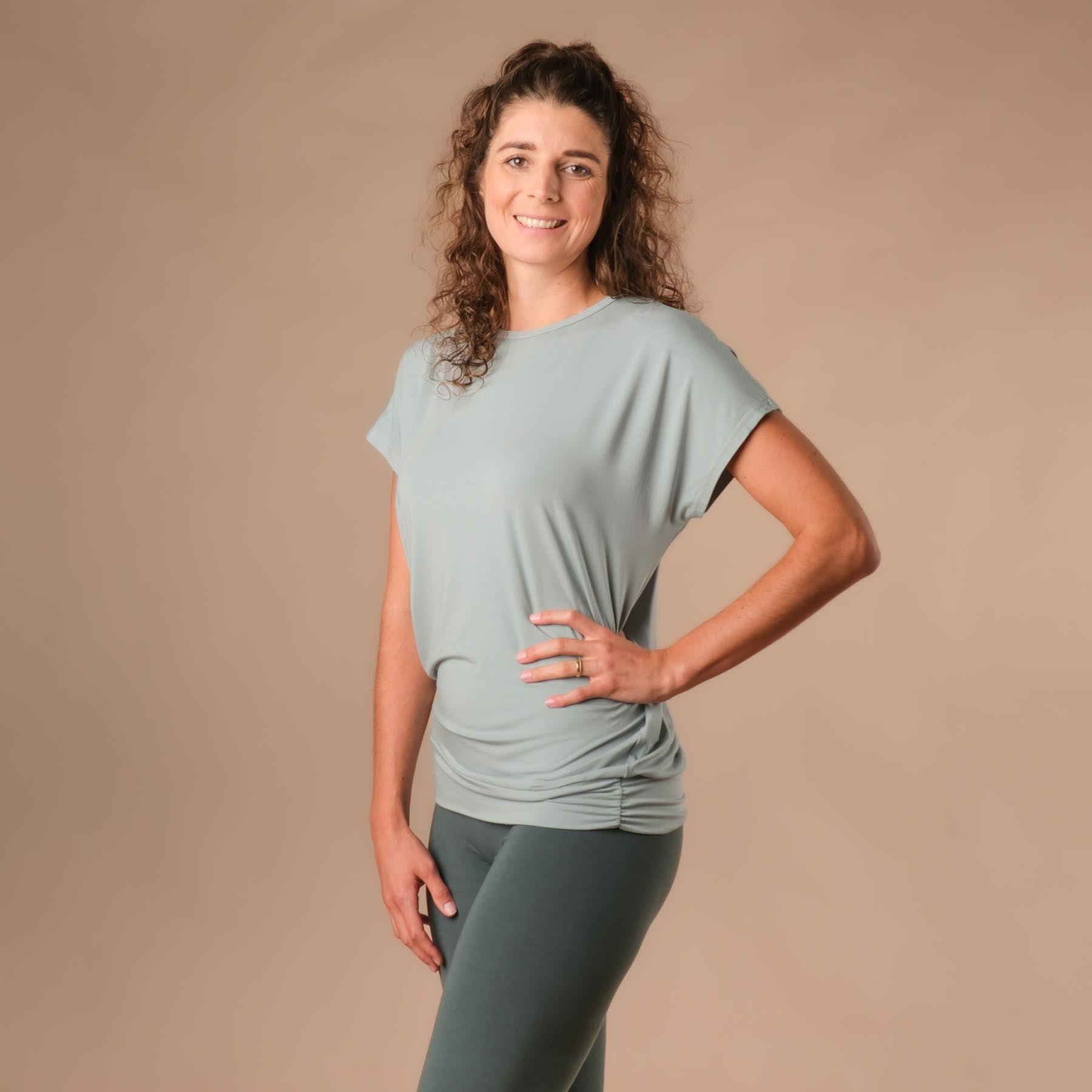 Camicia da yoga Comfy a maniche corte prodotta in Svizzera in modo sostenibile green-water