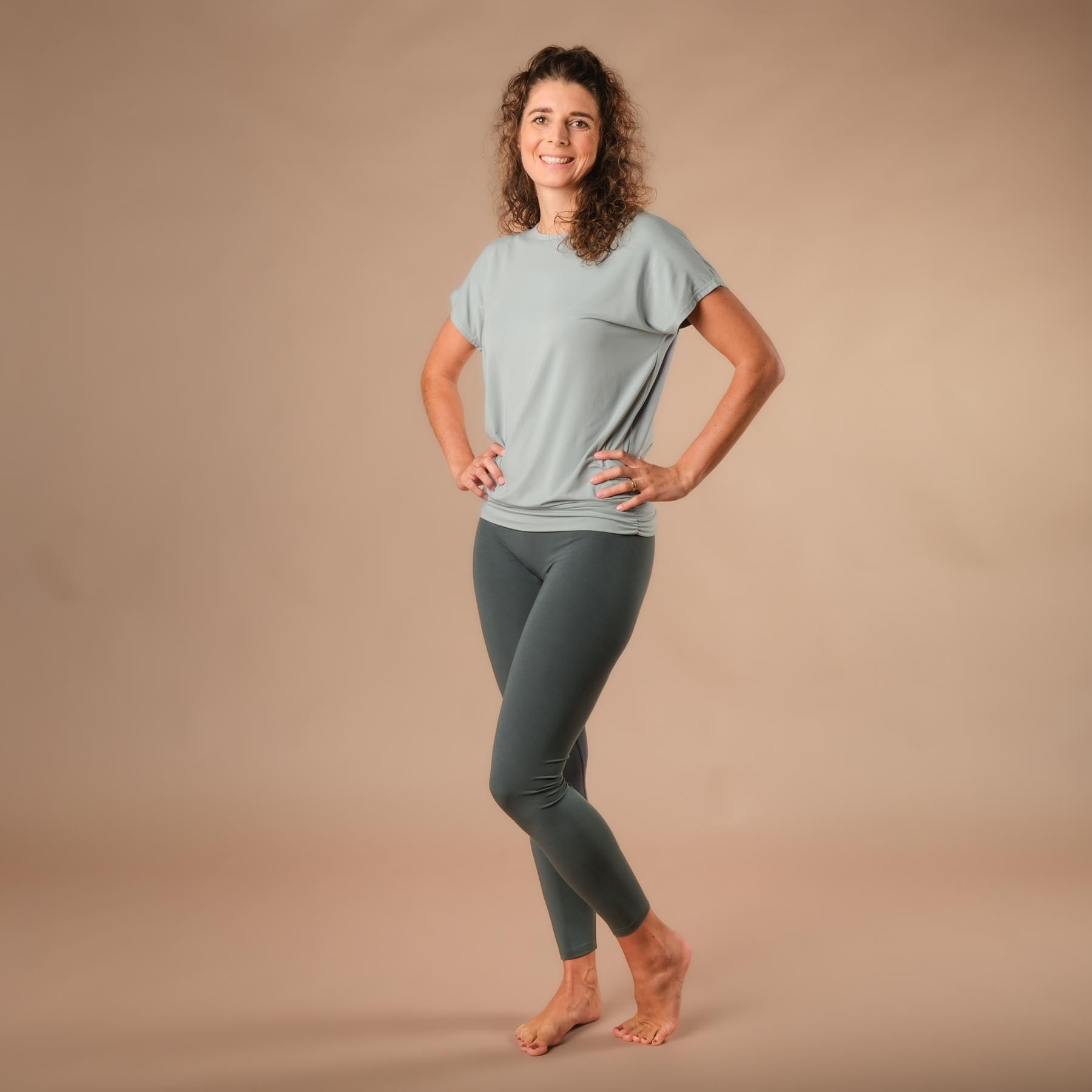 Camicia da yoga Comfy a maniche corte prodotta in Svizzera in modo sostenibile green-water