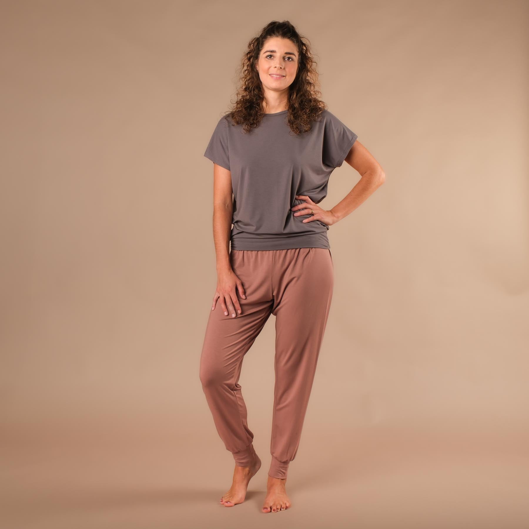 Camicia da yoga Comfy a maniche corte prodotta in Svizzera in modo sostenibile grigio acciaio