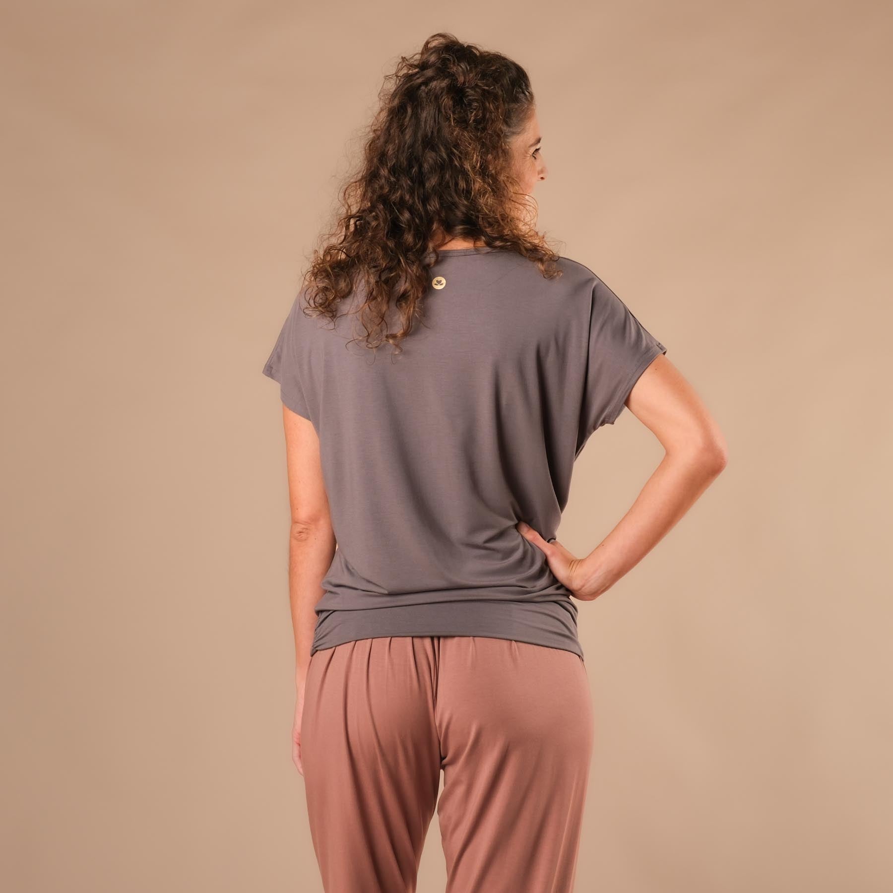 Camicia da yoga Comfy a maniche corte prodotta in Svizzera in modo sostenibile grigio acciaio