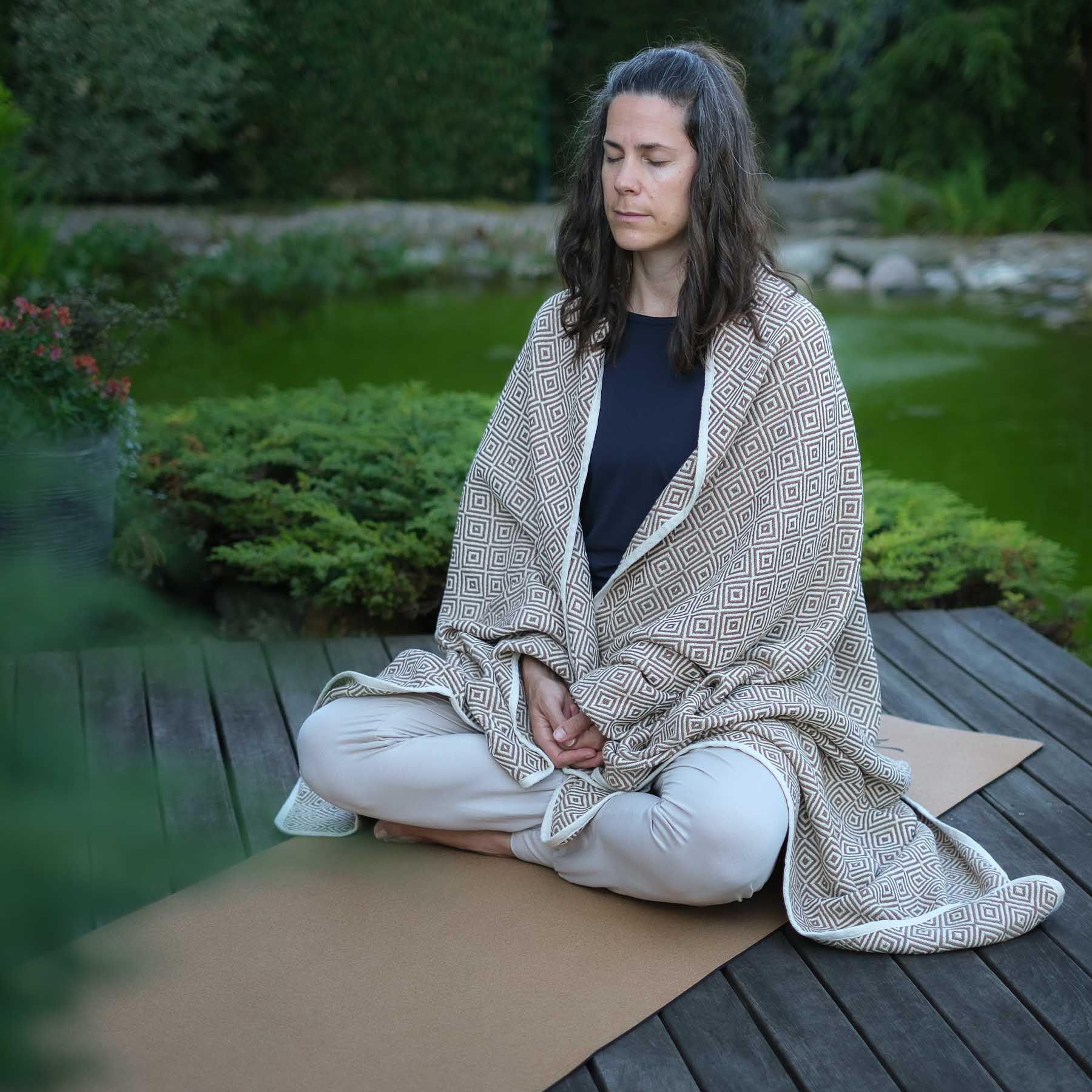 Coperta yoga in cotone organico marrone-terra