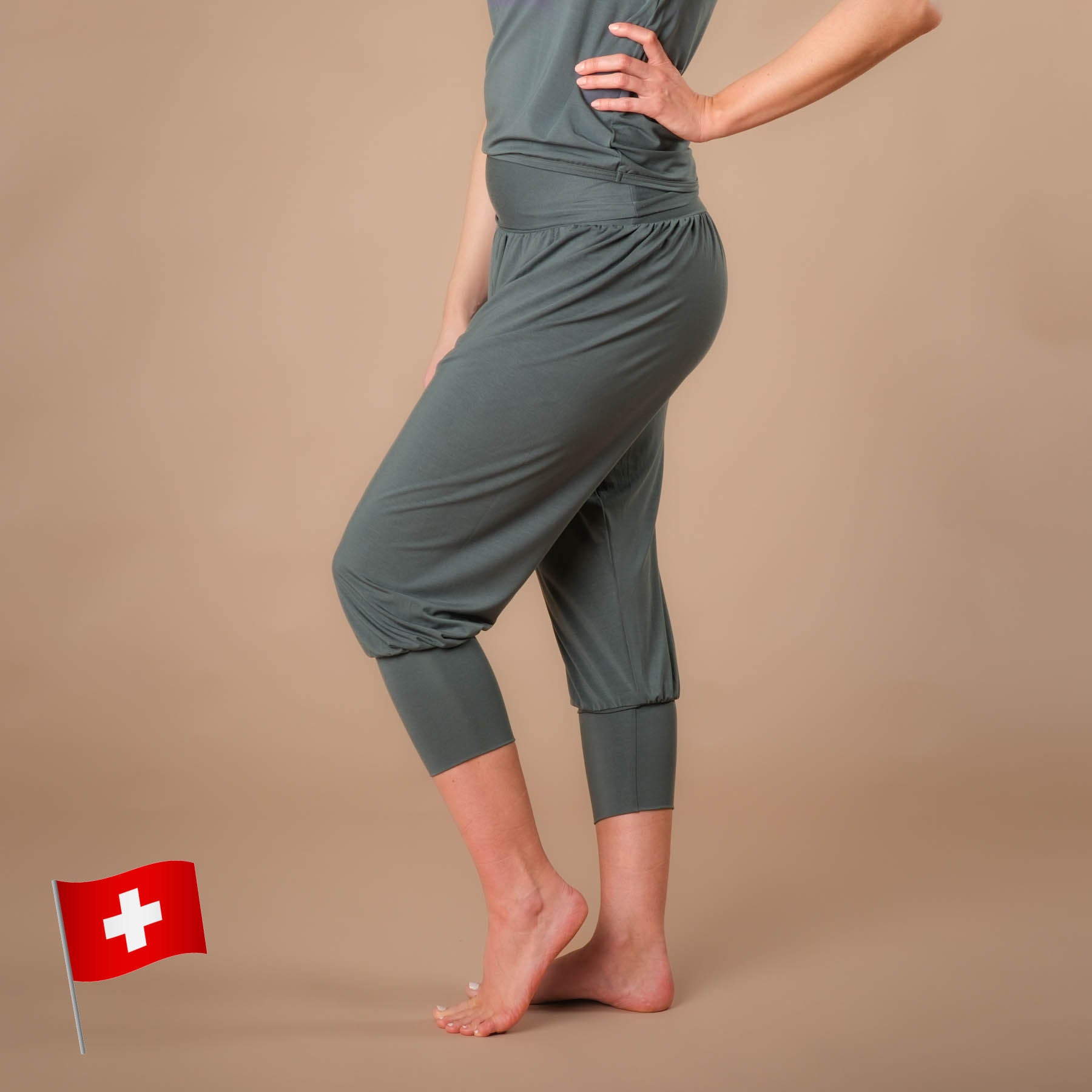 Pantaloni da yoga larghi sostenibili harem pants 3/4 Taj Mahal made in Switzerland, smeraldo