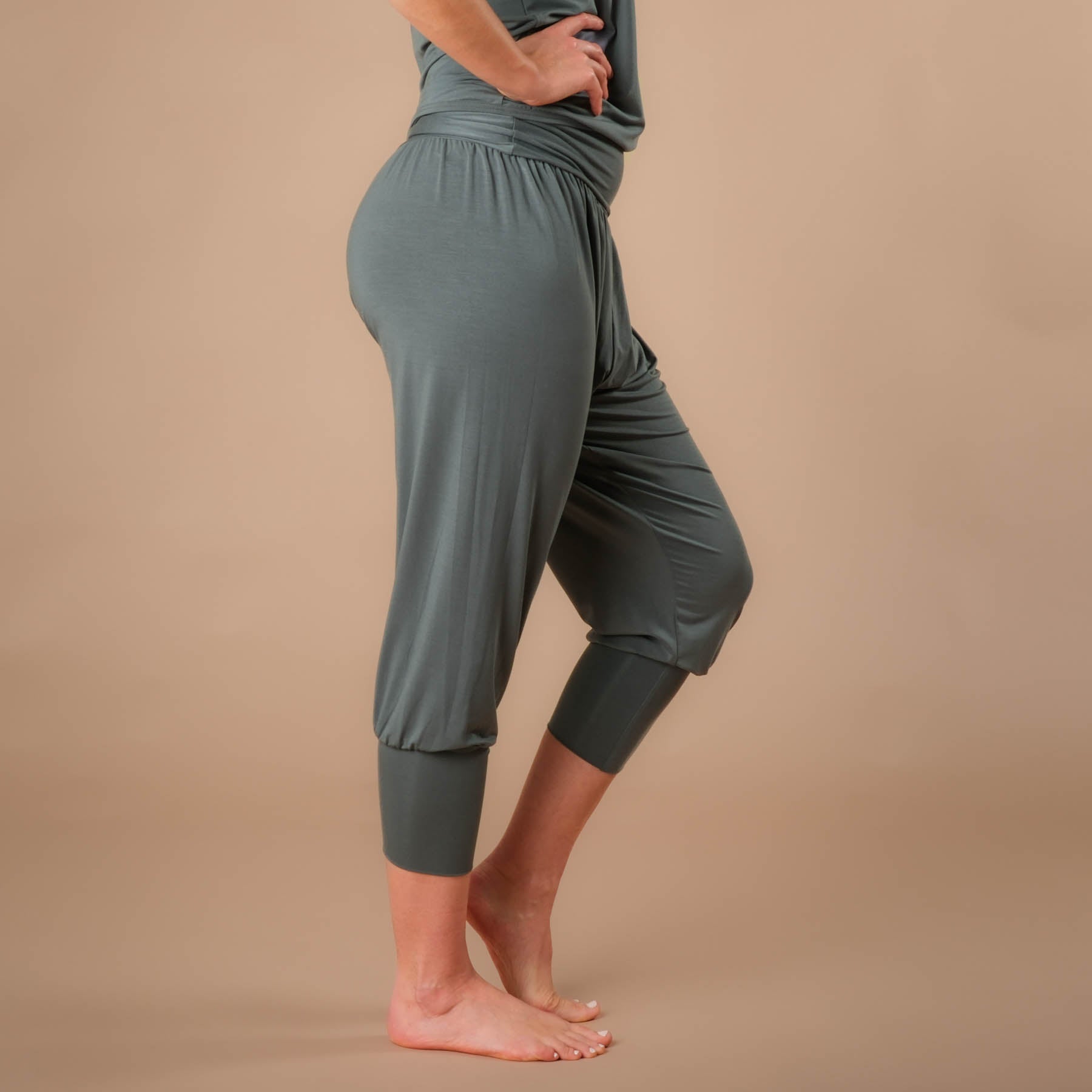 Pantaloni da yoga larghi sostenibili harem pants 3/4 Taj Mahal made in Switzerland, smeraldo