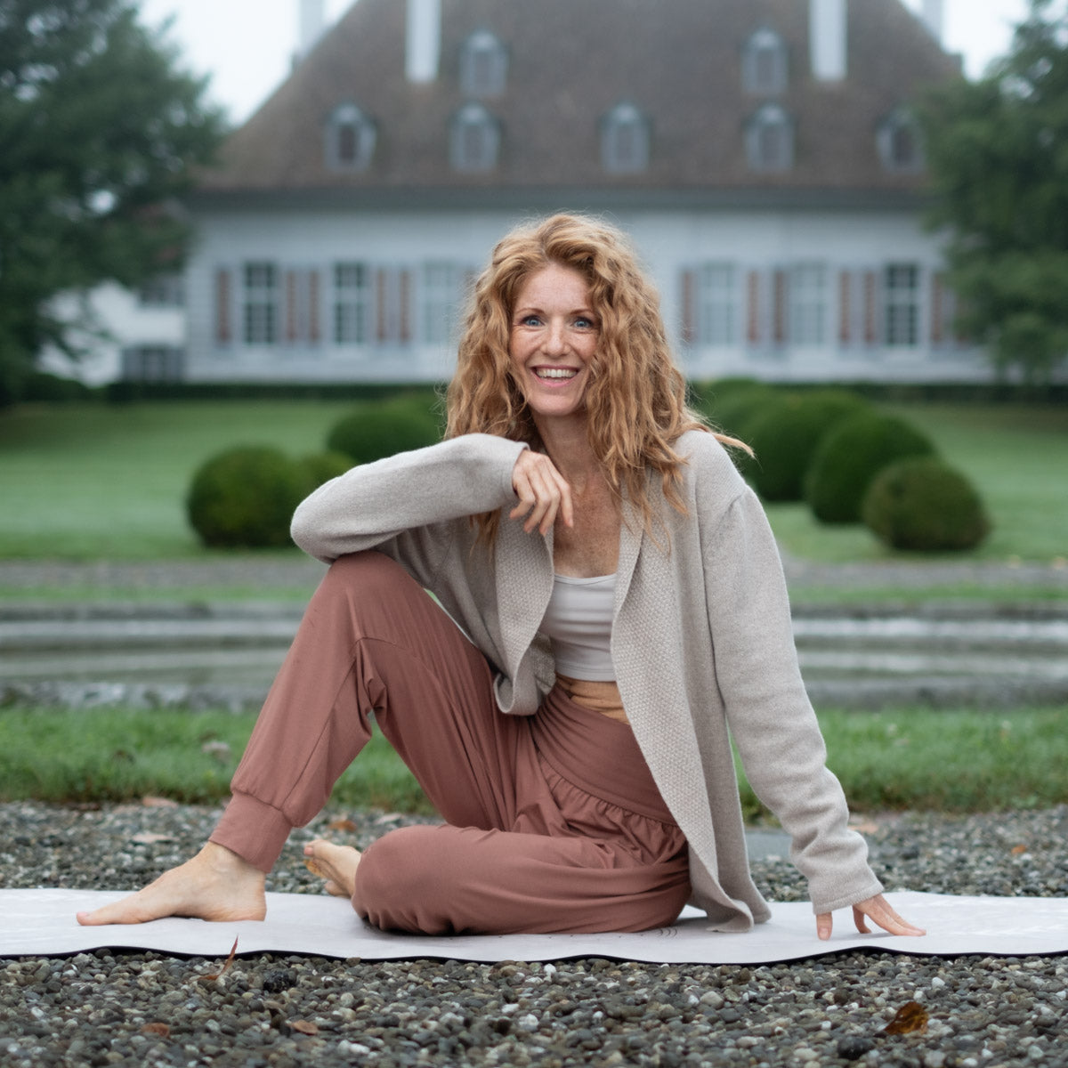 Pantaloni da yoga lunghi Taj Mahal, realizzati in modo sostenibile in Svizzera, colore terracotta