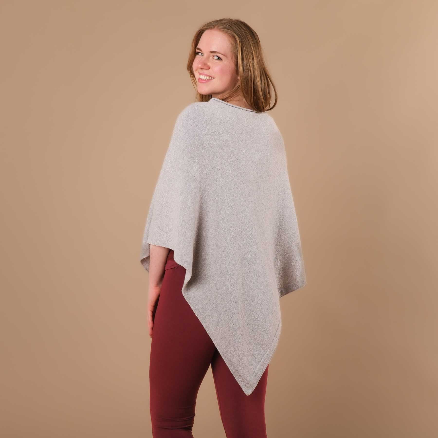 Poncho in cashmere sostenibile grigio