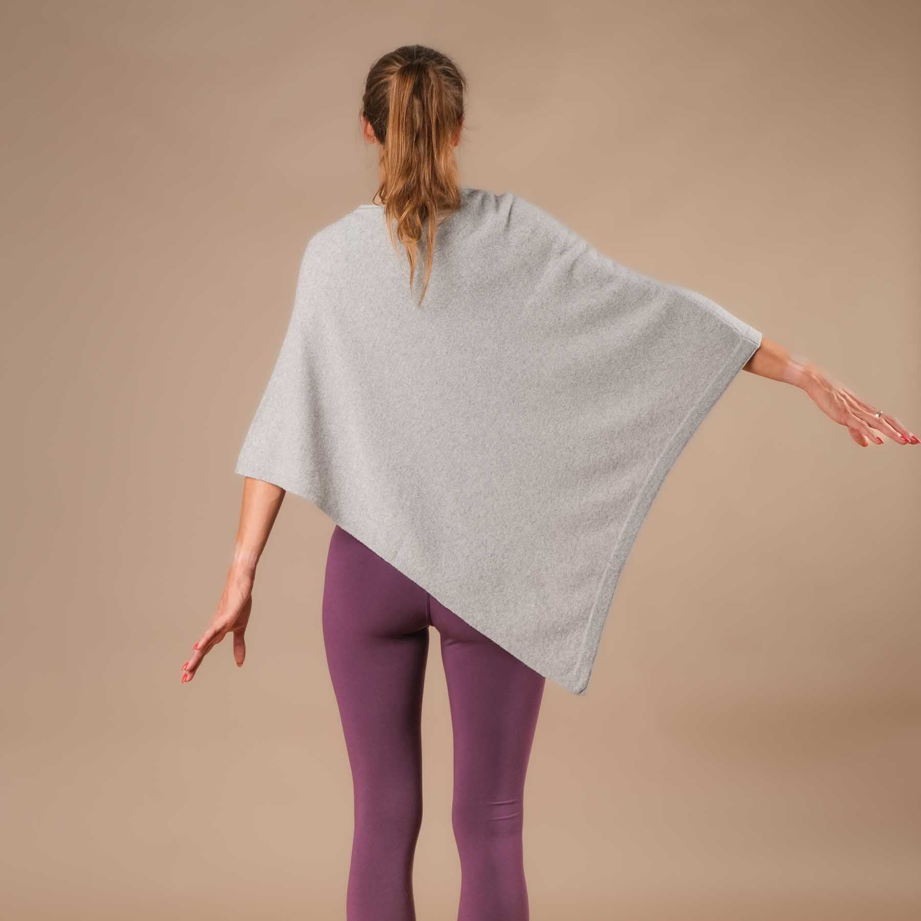 Poncho in cashmere sostenibile grigio