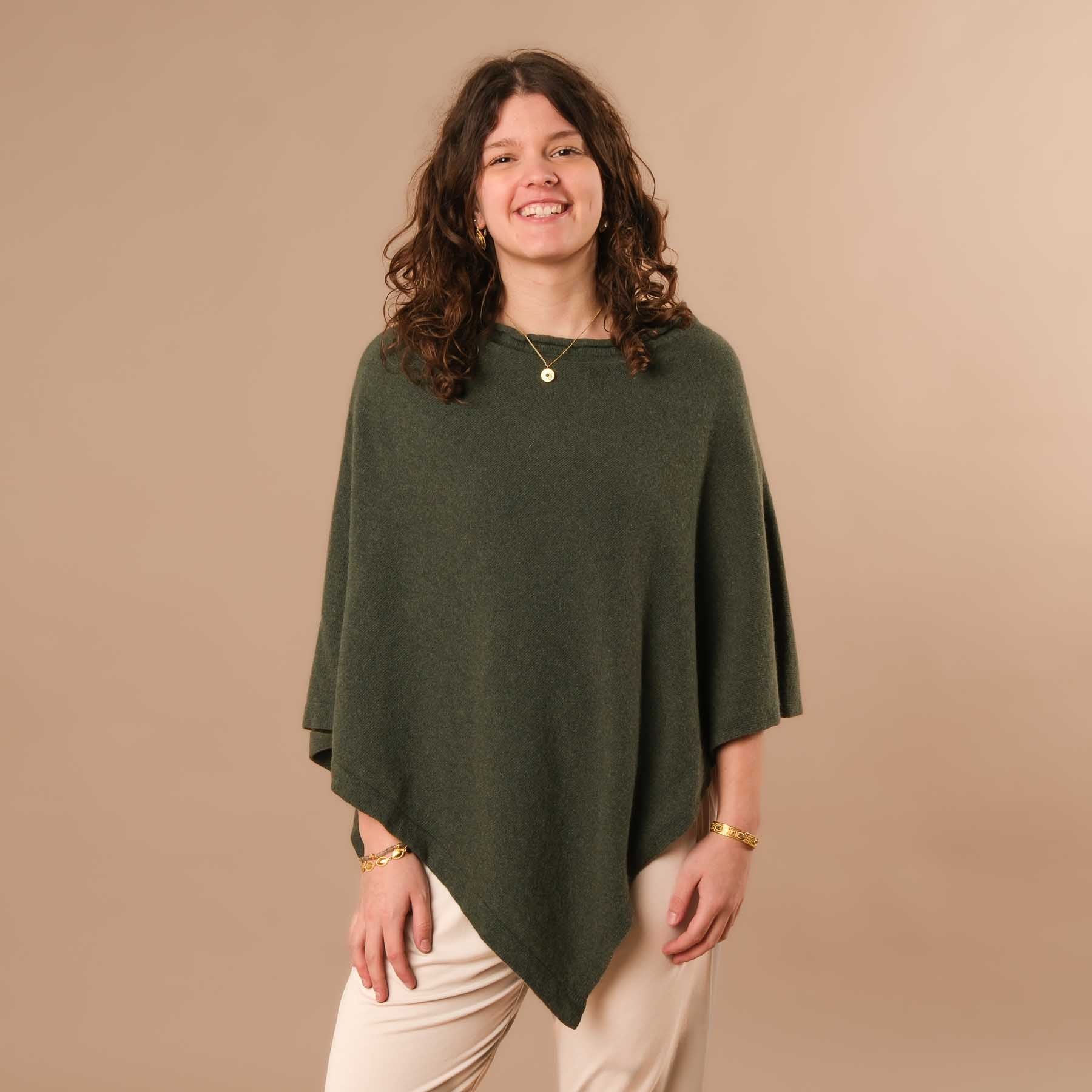 Poncho sostenibile in cashmere color oliva