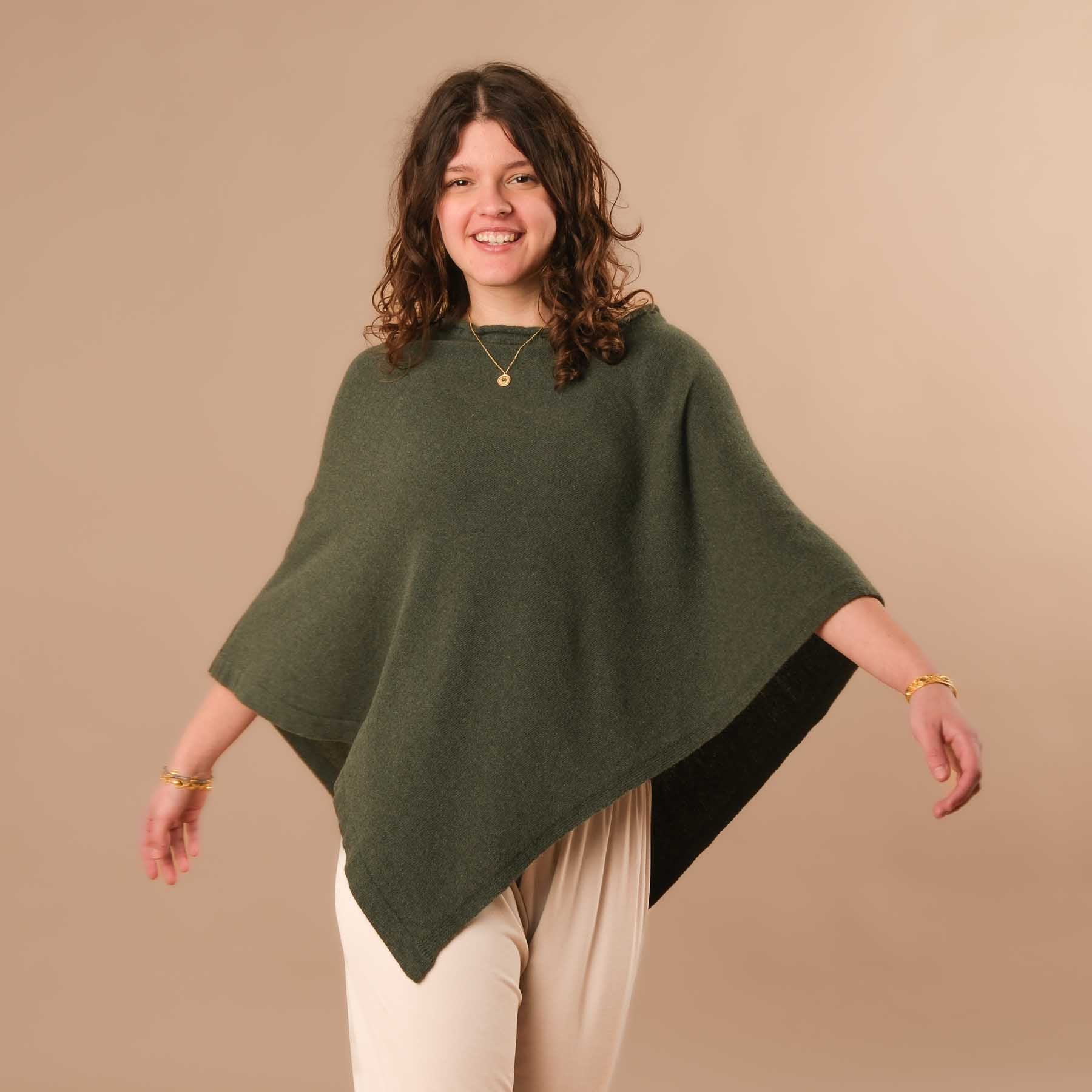 Poncho sostenibile in cashmere color oliva