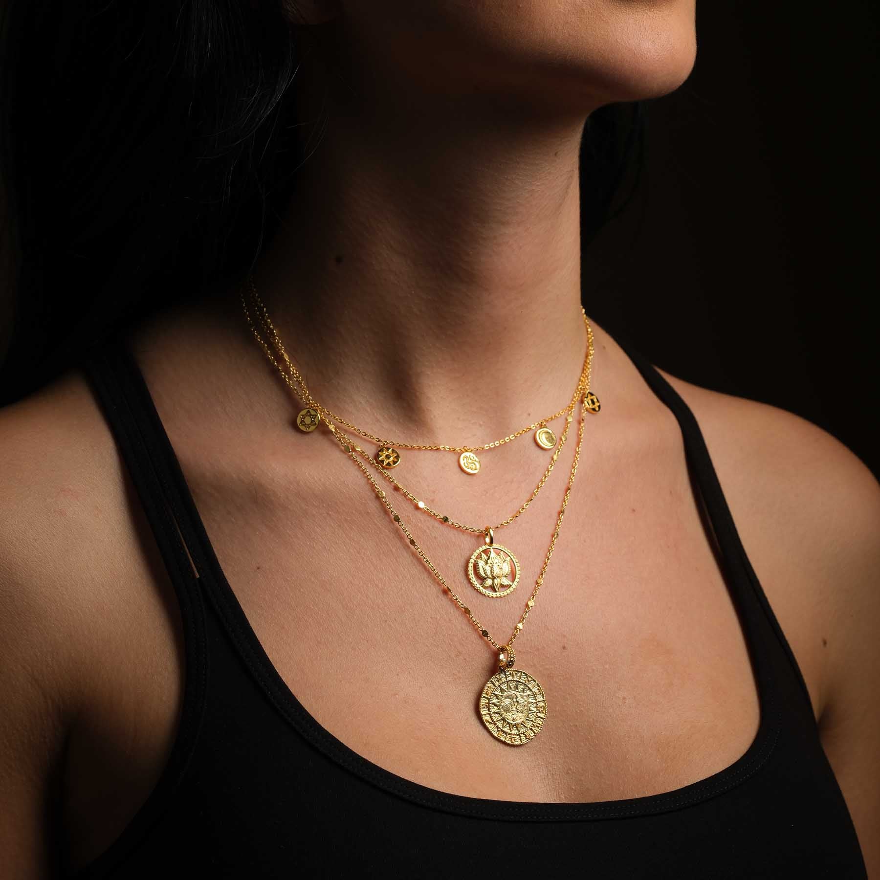 Collana con simboli yoga e monete d'oro